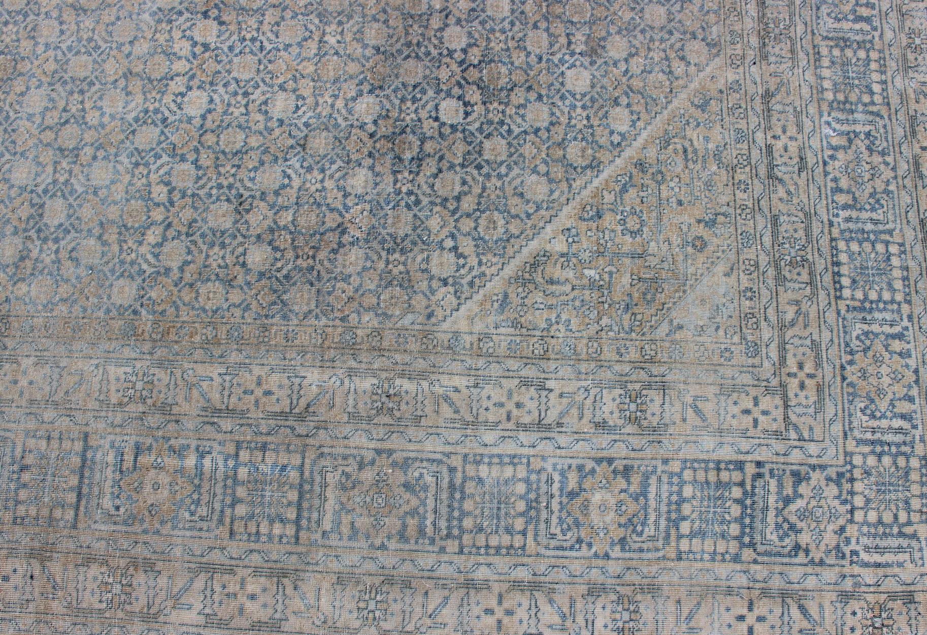 Grand tapis persan ancien de Tabriz en Herati dans tous les tons de bleu et de brun clair en vente 1