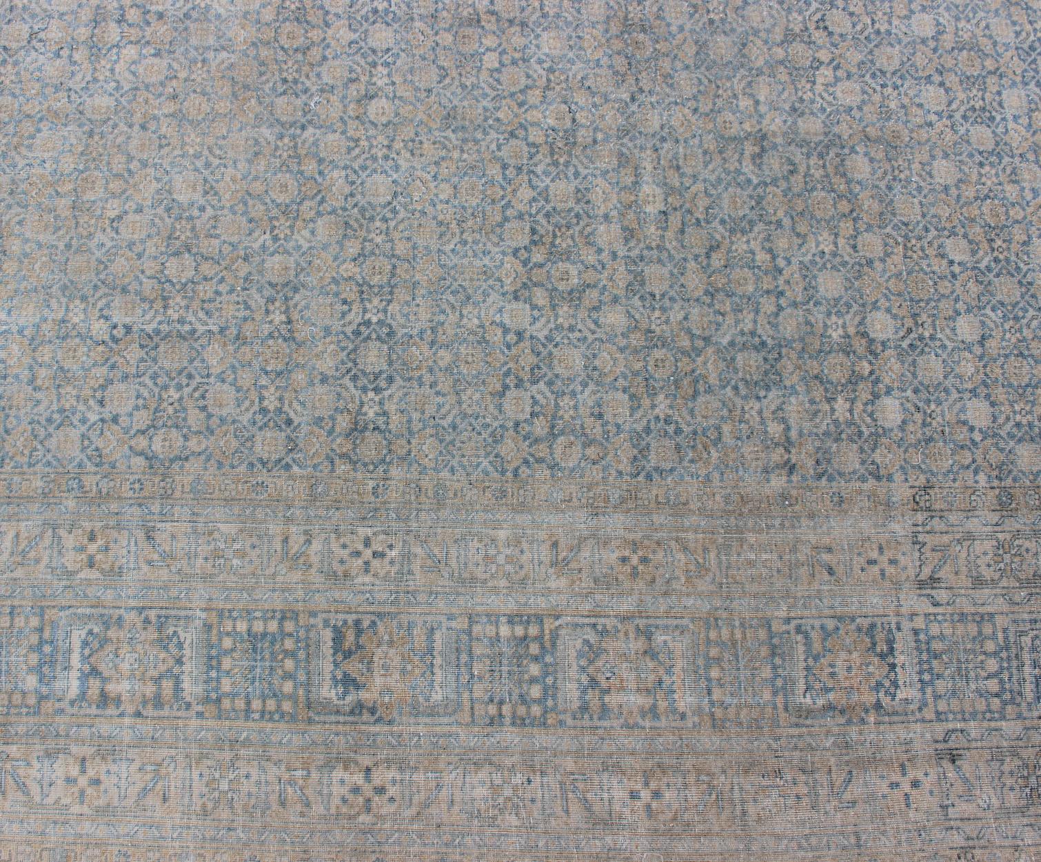 Grand tapis persan ancien de Tabriz en Herati dans tous les tons de bleu et de brun clair en vente 2