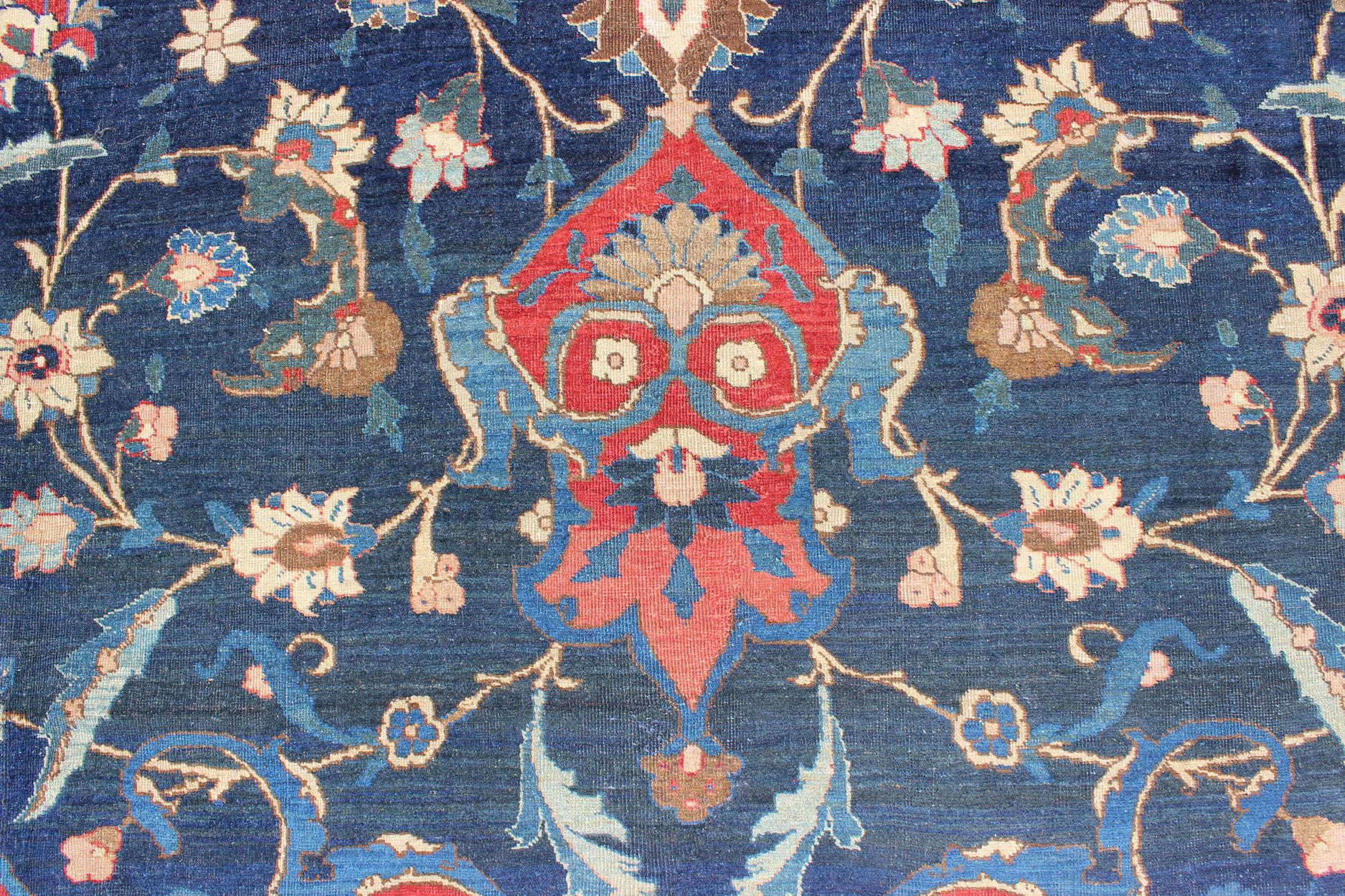 Laine Grand tapis persan ancien de Tabriz avec de grandes fleurs sur fond bleu marine en vente