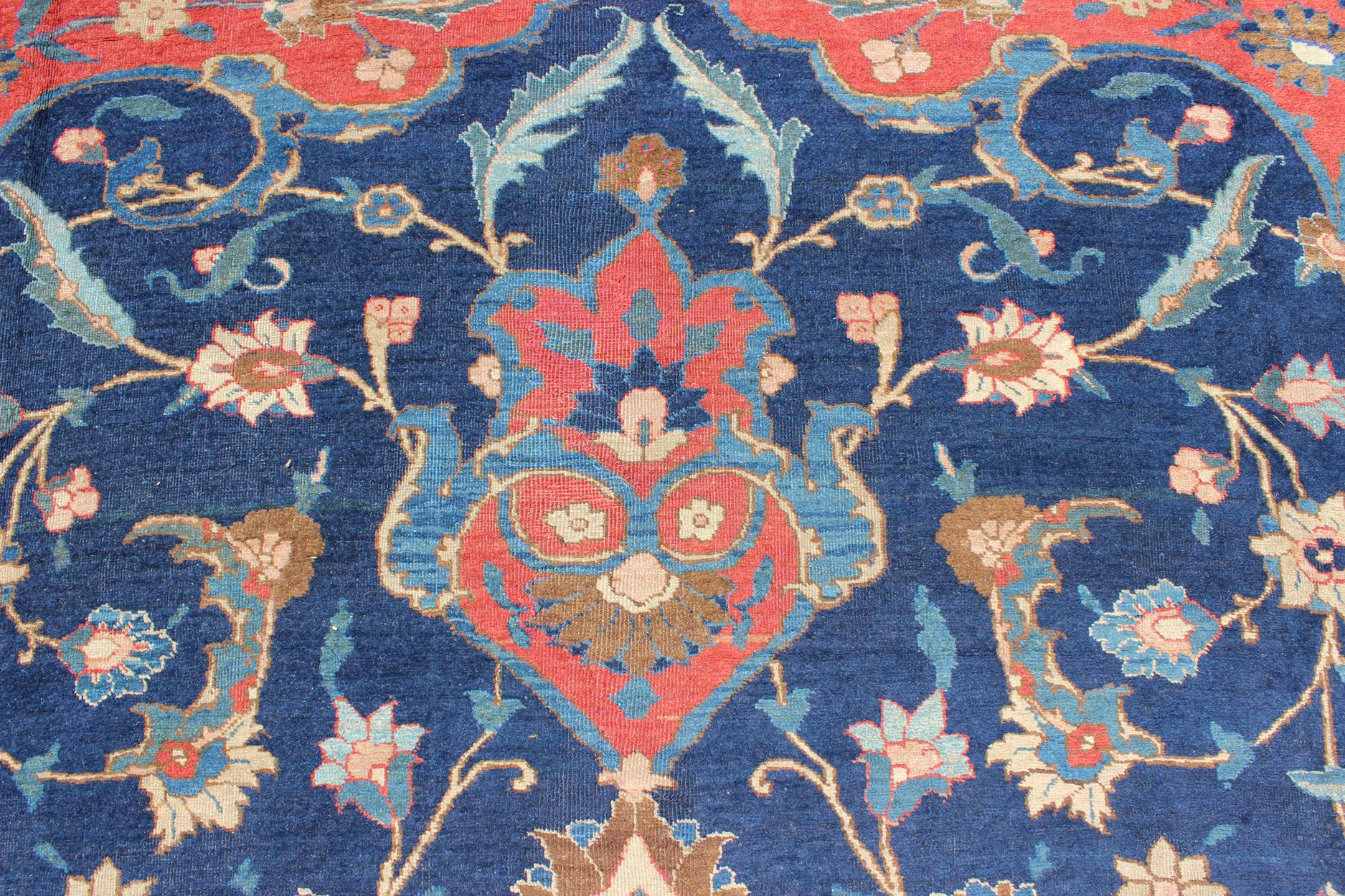Grand tapis persan ancien de Tabriz avec de grandes fleurs sur fond bleu marine Bon état - En vente à Atlanta, GA