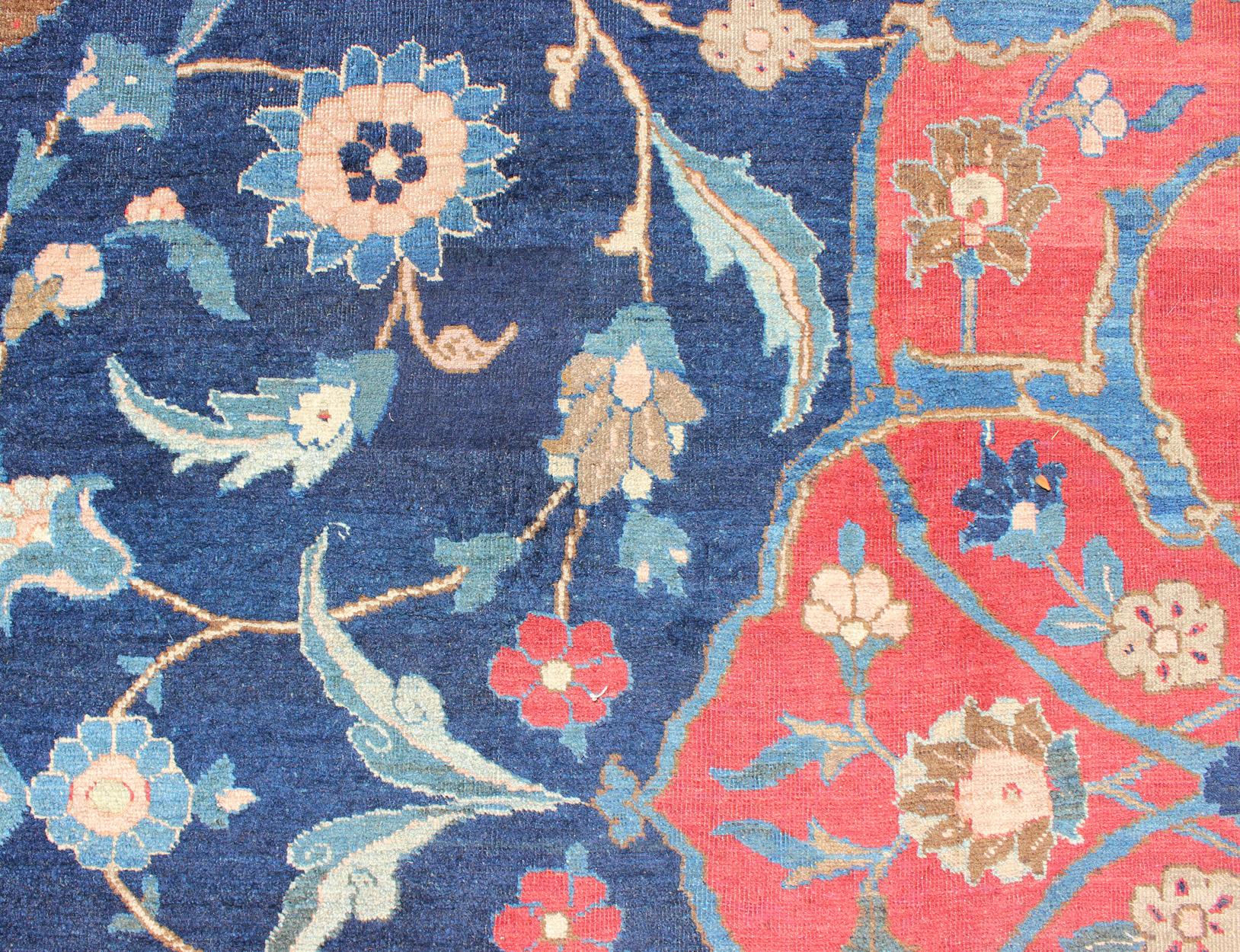20ième siècle Grand tapis persan ancien de Tabriz avec de grandes fleurs sur fond bleu marine en vente