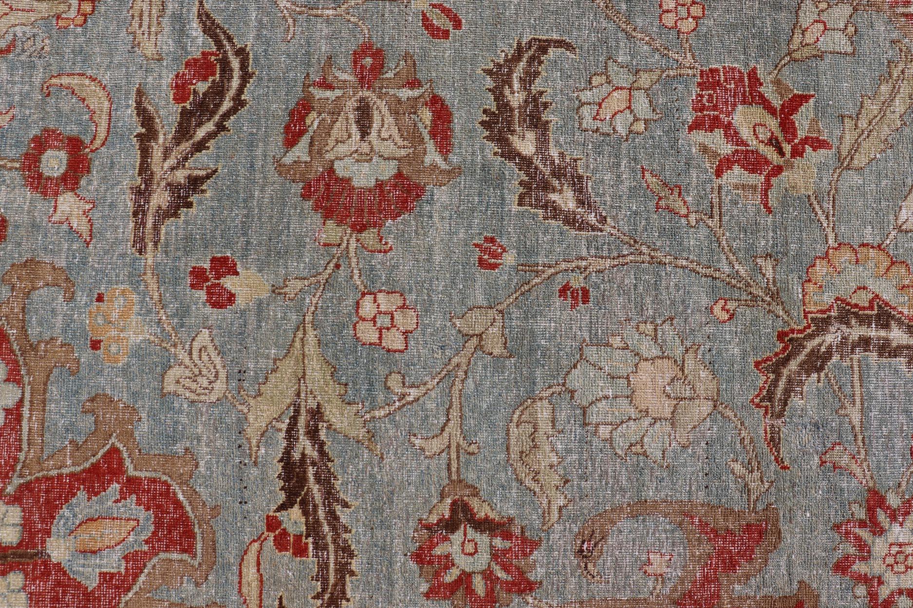 Großer antiker persischer Täbris-Teppich aus Wolle mit großem Blumenmedaillon-Design  im Angebot 4