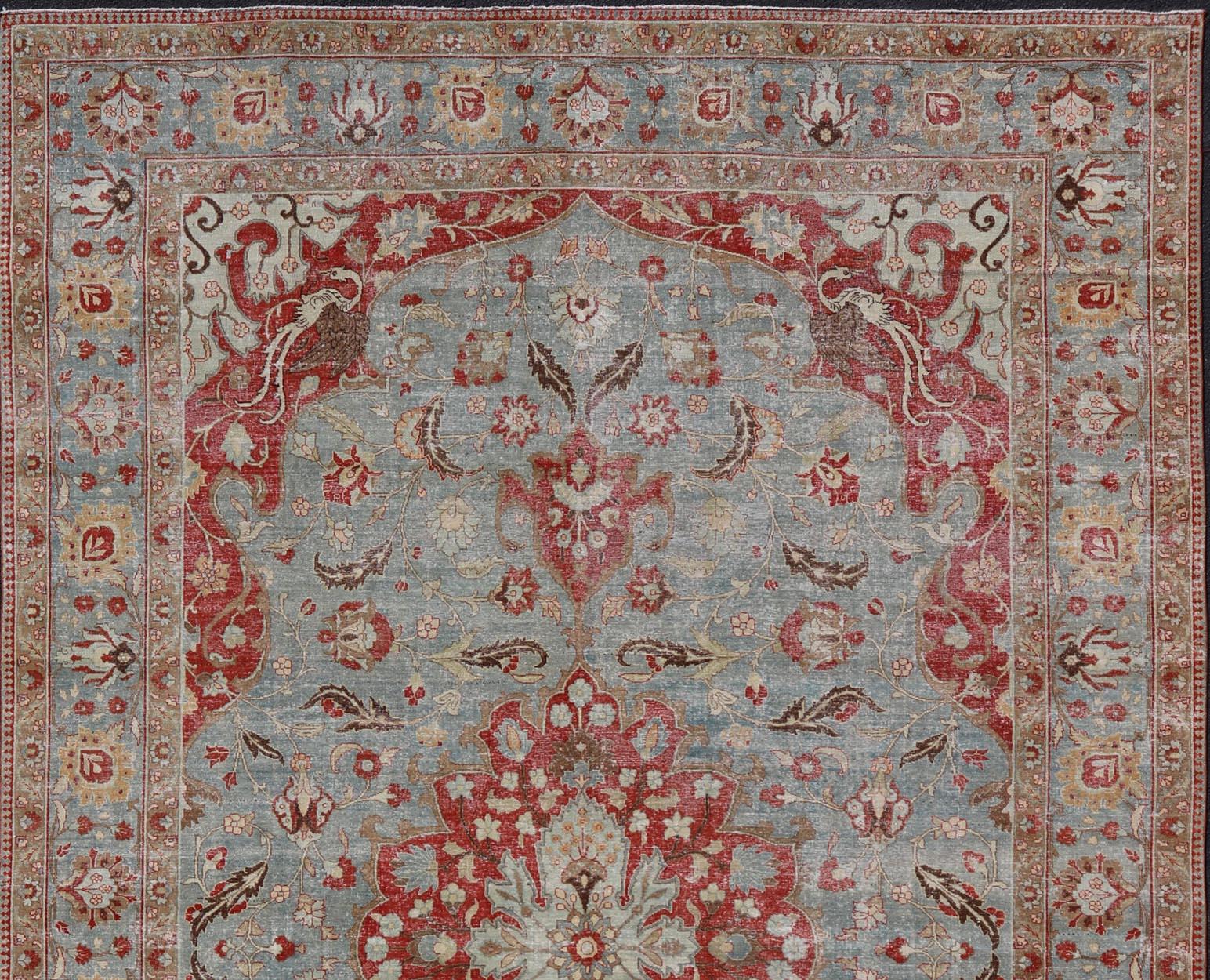 Large Antique Persian Tabriz Rug in Wool with Large Floral Medallion Design  For Sale 7