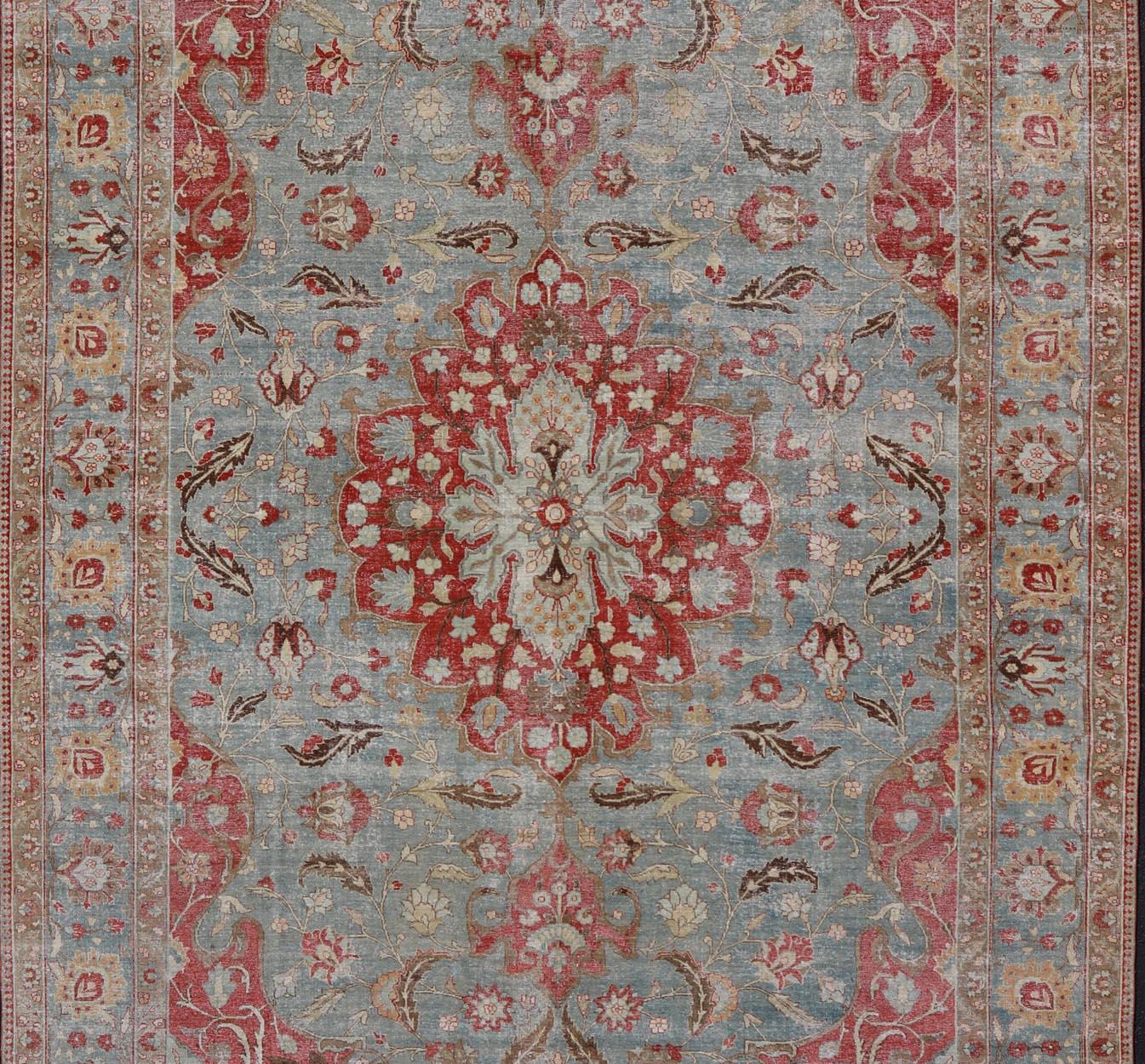 Large Antique Persian Tabriz Rug in Wool with Large Floral Medallion Design  For Sale 8