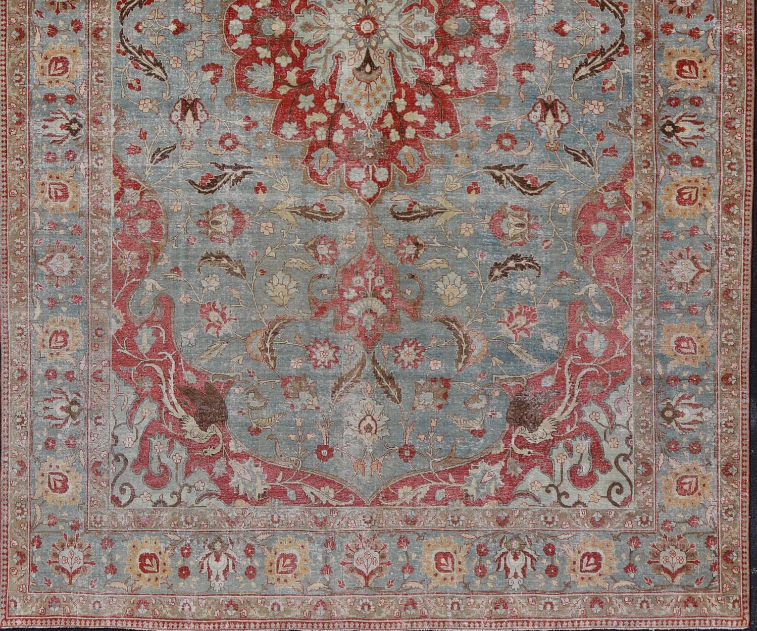Large Antique Persian Tabriz Rug in Wool with Large Floral Medallion Design  For Sale 9