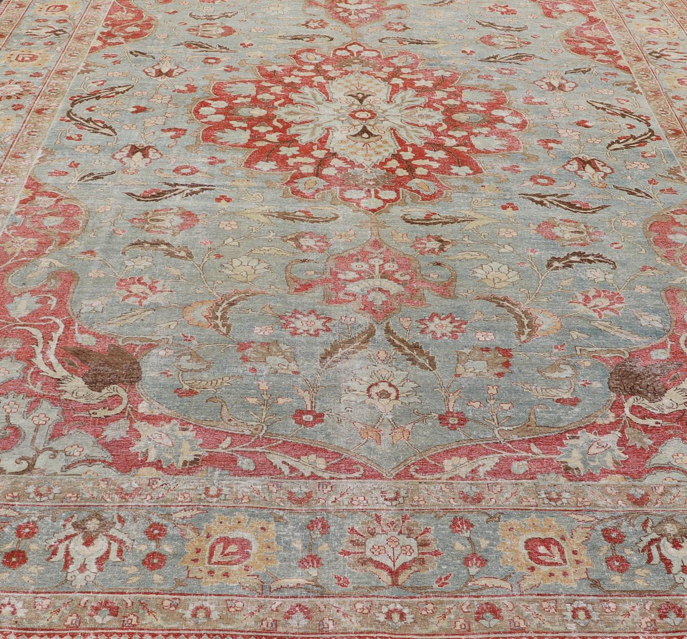 Large Antique Persian Tabriz Rug in Wool with Large Floral Medallion Design  For Sale 12