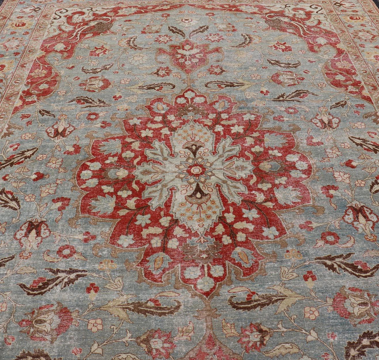 Large Antique Persian Tabriz Rug in Wool with Large Floral Medallion Design  For Sale 13