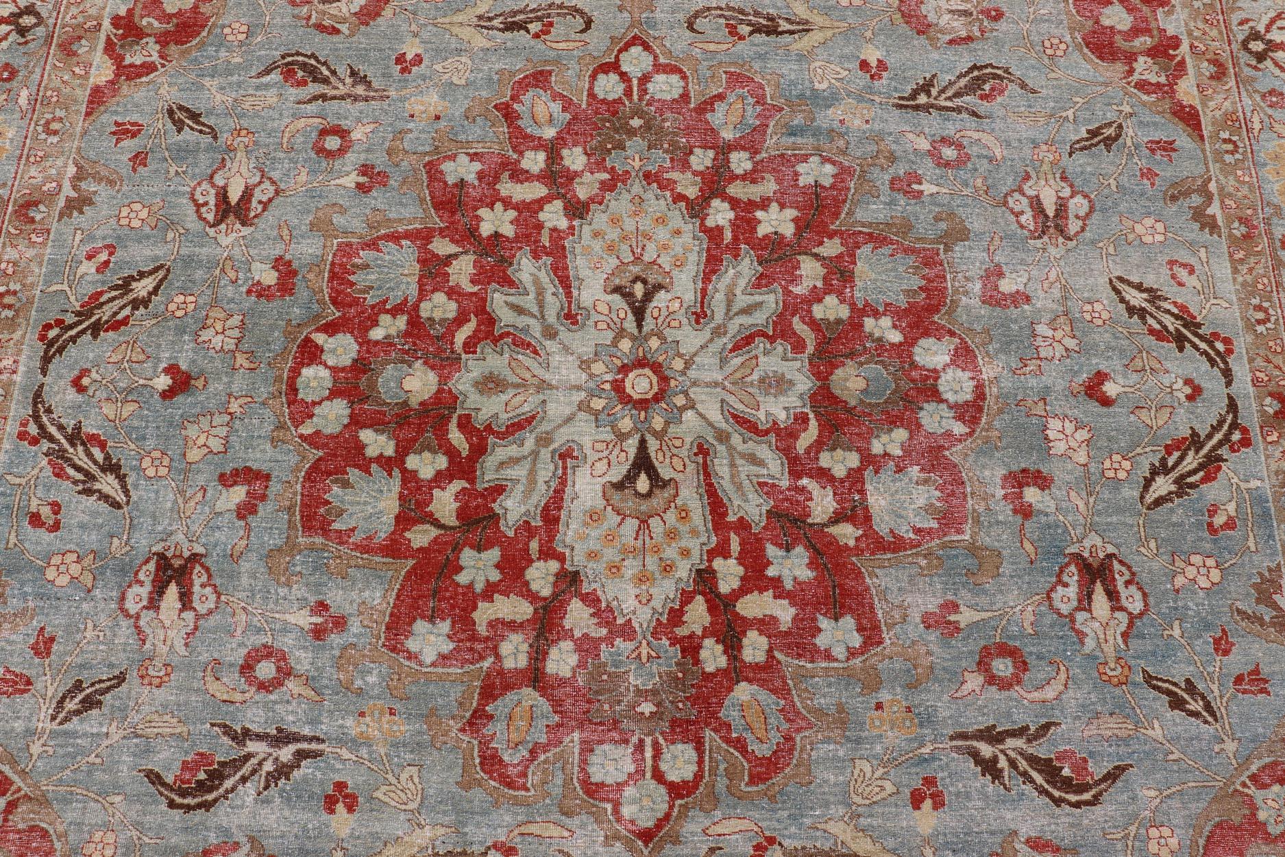 Großer antiker persischer Täbris-Teppich aus Wolle mit großem Blumenmedaillon-Design  im Angebot 12