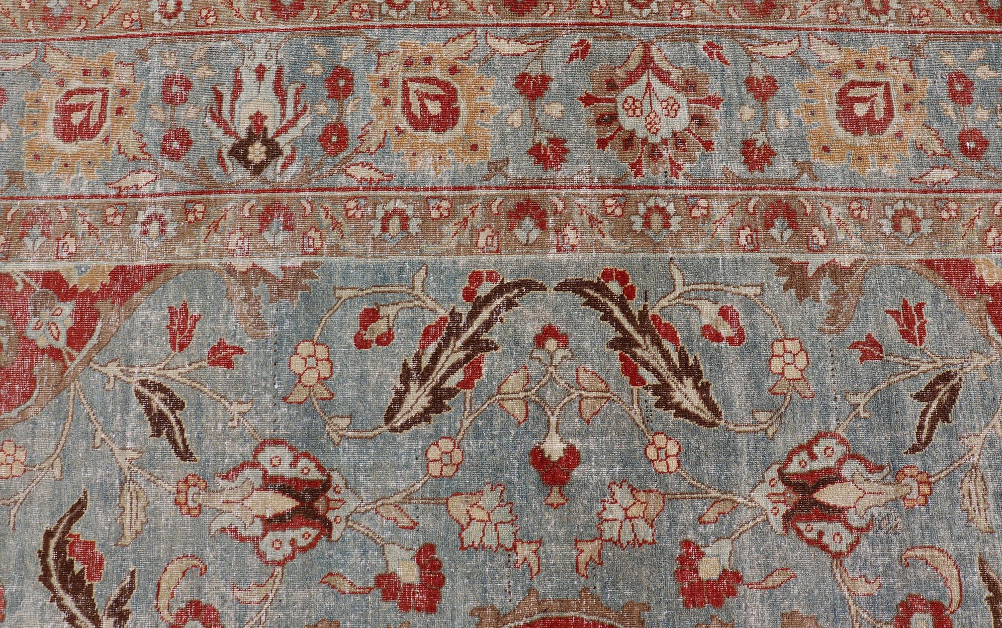 Gran alfombra persa antigua Tabriz de lana con gran diseño de medallón floral Persa en venta