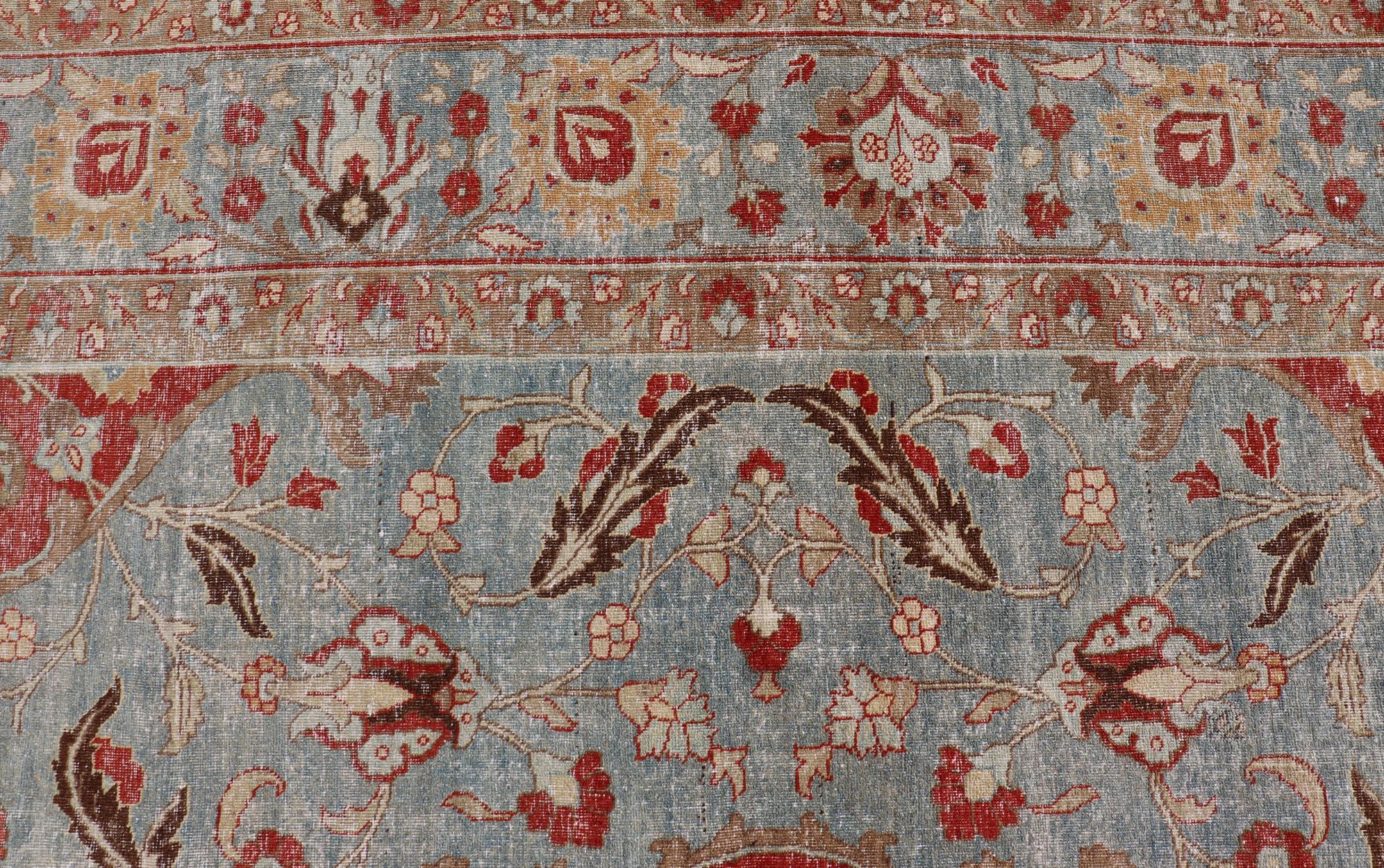 Großer antiker persischer Täbris-Teppich aus Wolle mit großem Blumenmedaillon-Design  (Tabriz) im Angebot