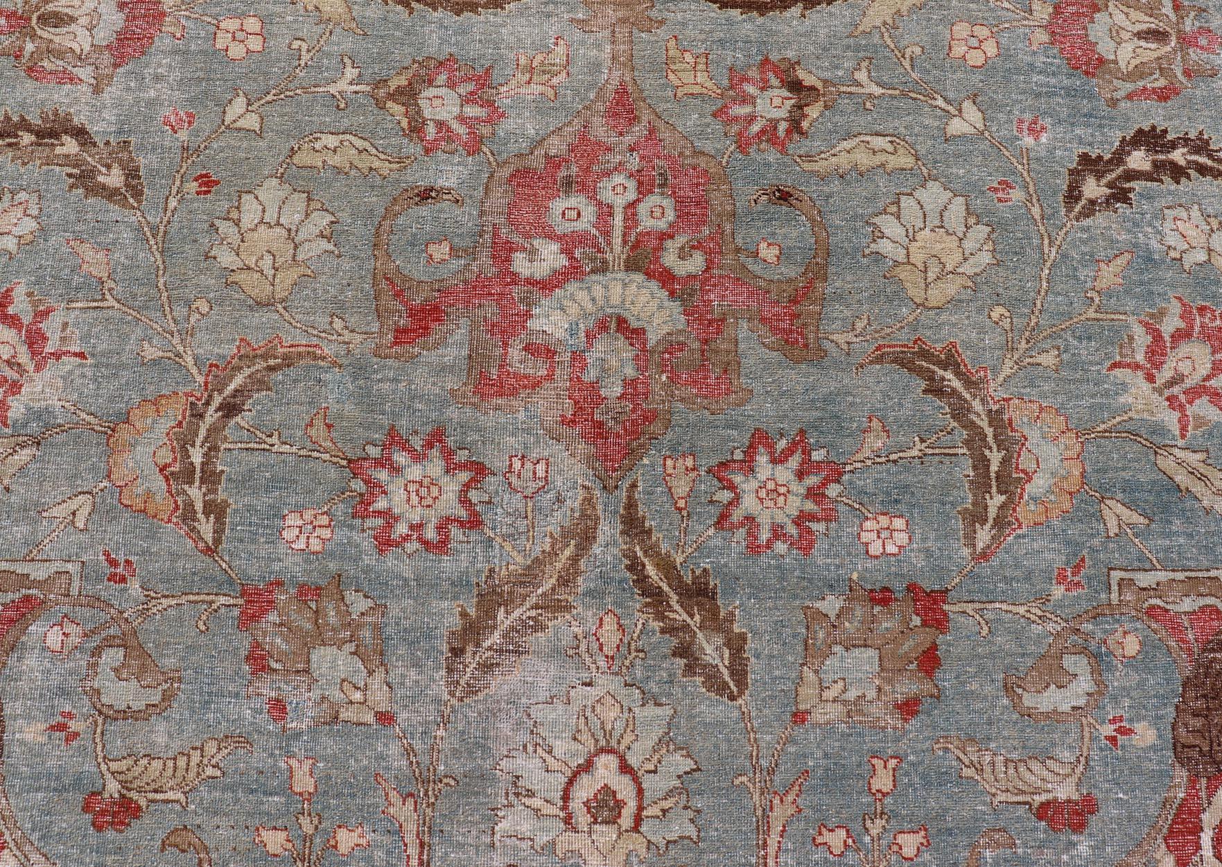 Großer antiker persischer Täbris-Teppich aus Wolle mit großem Blumenmedaillon-Design  (Handgeknüpft) im Angebot