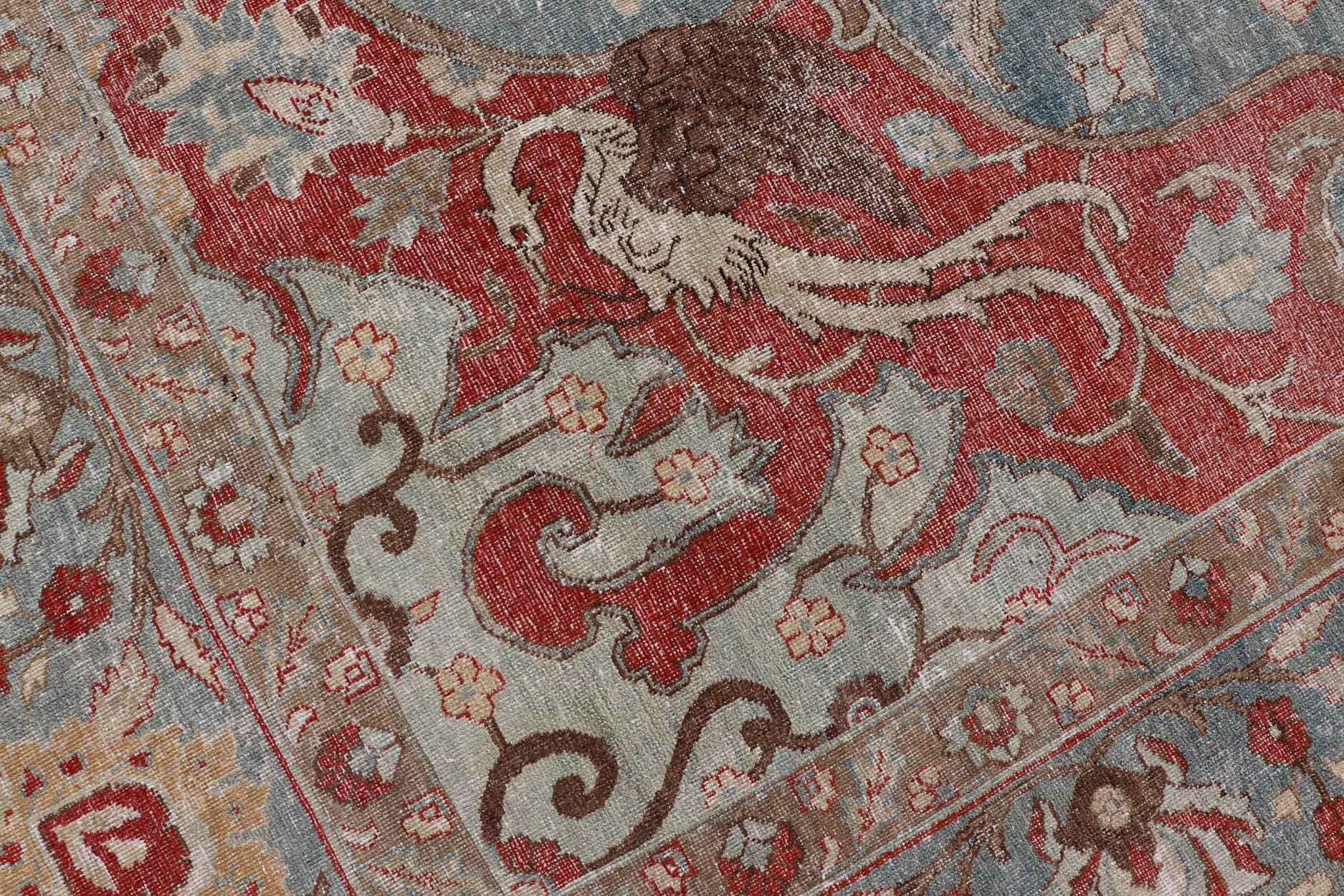 Großer antiker persischer Täbris-Teppich aus Wolle mit großem Blumenmedaillon-Design  im Zustand „Gut“ im Angebot in Atlanta, GA