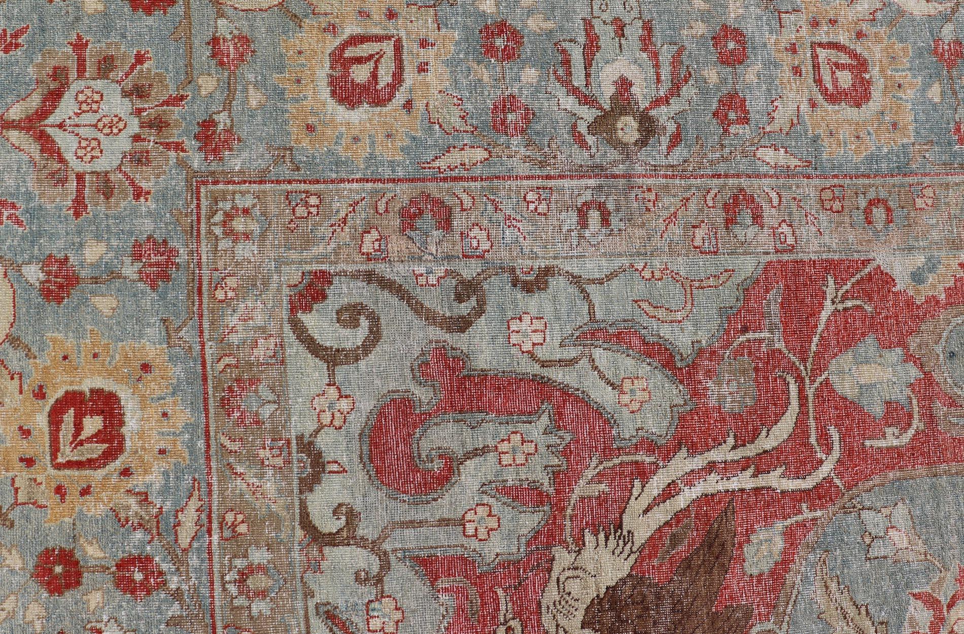 Großer antiker persischer Täbris-Teppich aus Wolle mit großem Blumenmedaillon-Design  im Angebot 1