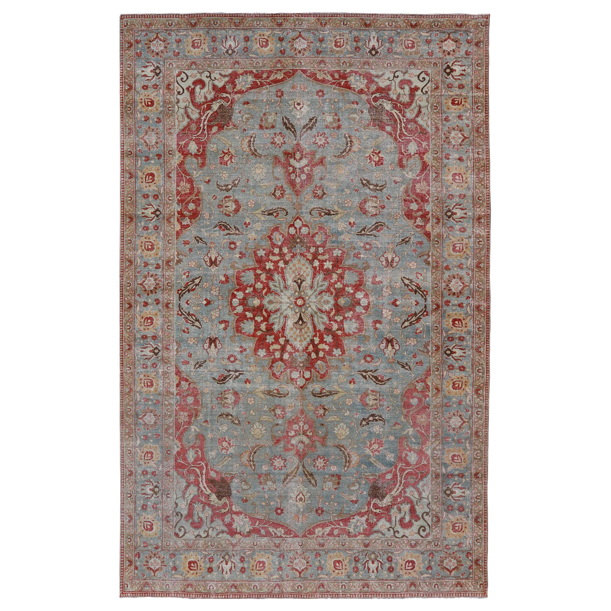 Grande tappeto Tabriz persiano antico in lana con grande disegno a medaglione floreale