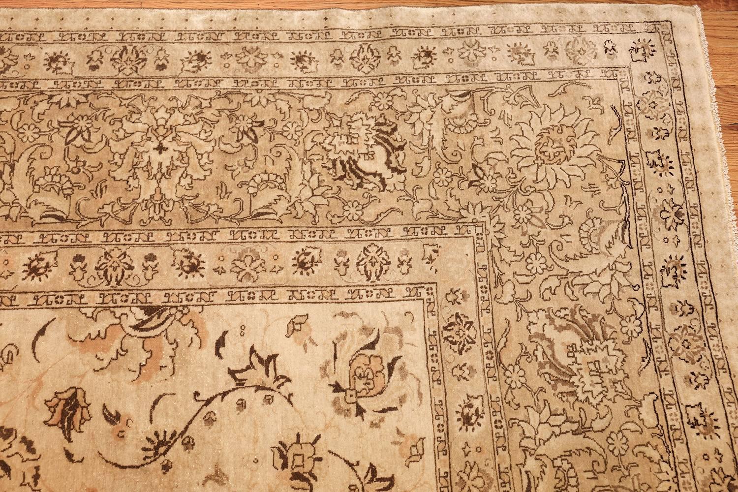 Beautiful and large antique Persian Tabriz rug, country of origin: Persia, date circa 1900 - Size: 11 ft 3 in x 17 ft 3 in (3.43 m x 5.26 m). This absolutely magnificent antique Oriental rug — a gorgeous and impressively detailed antique Tabriz rug