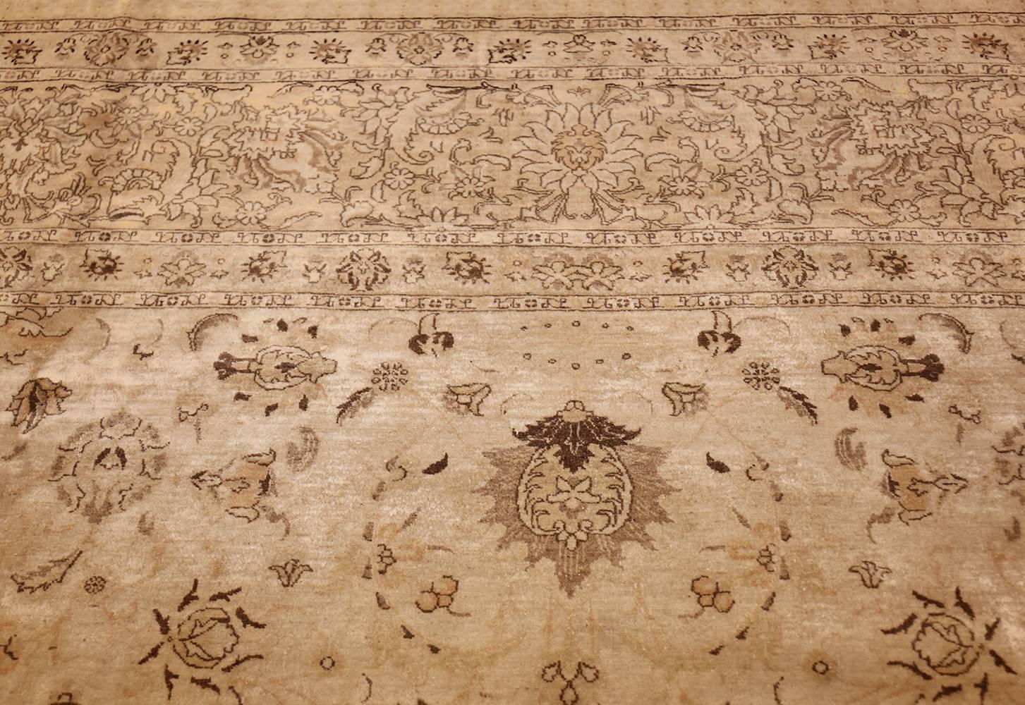 Large Antique Persian Tabriz Rug. Size: 11 ft 3 in x 17 ft 3 in In Excellent Condition In New York, NY