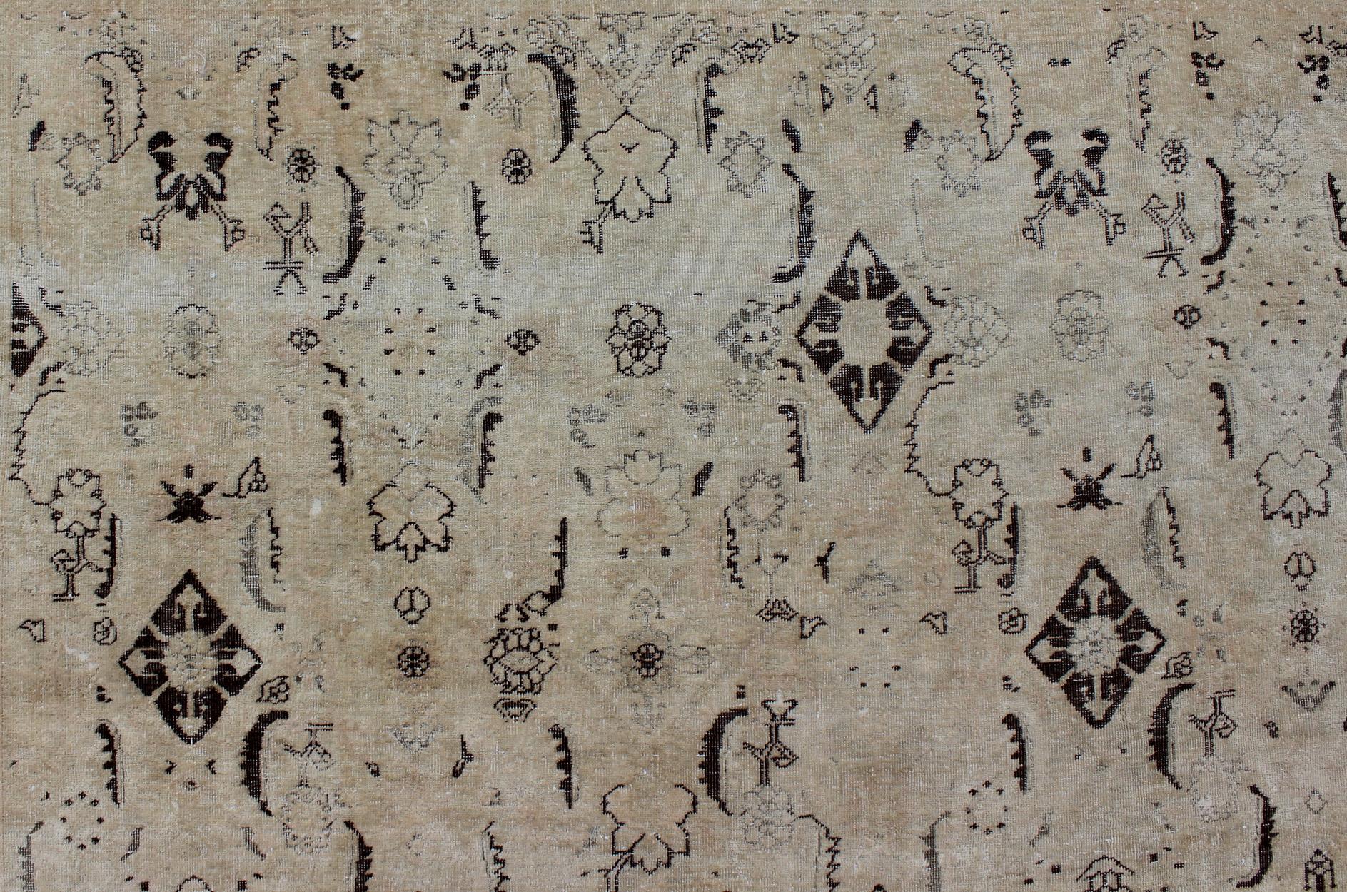 Grande tappeto persiano Tabriz antico con disegno all over in crema e accenti marroni in vendita 1