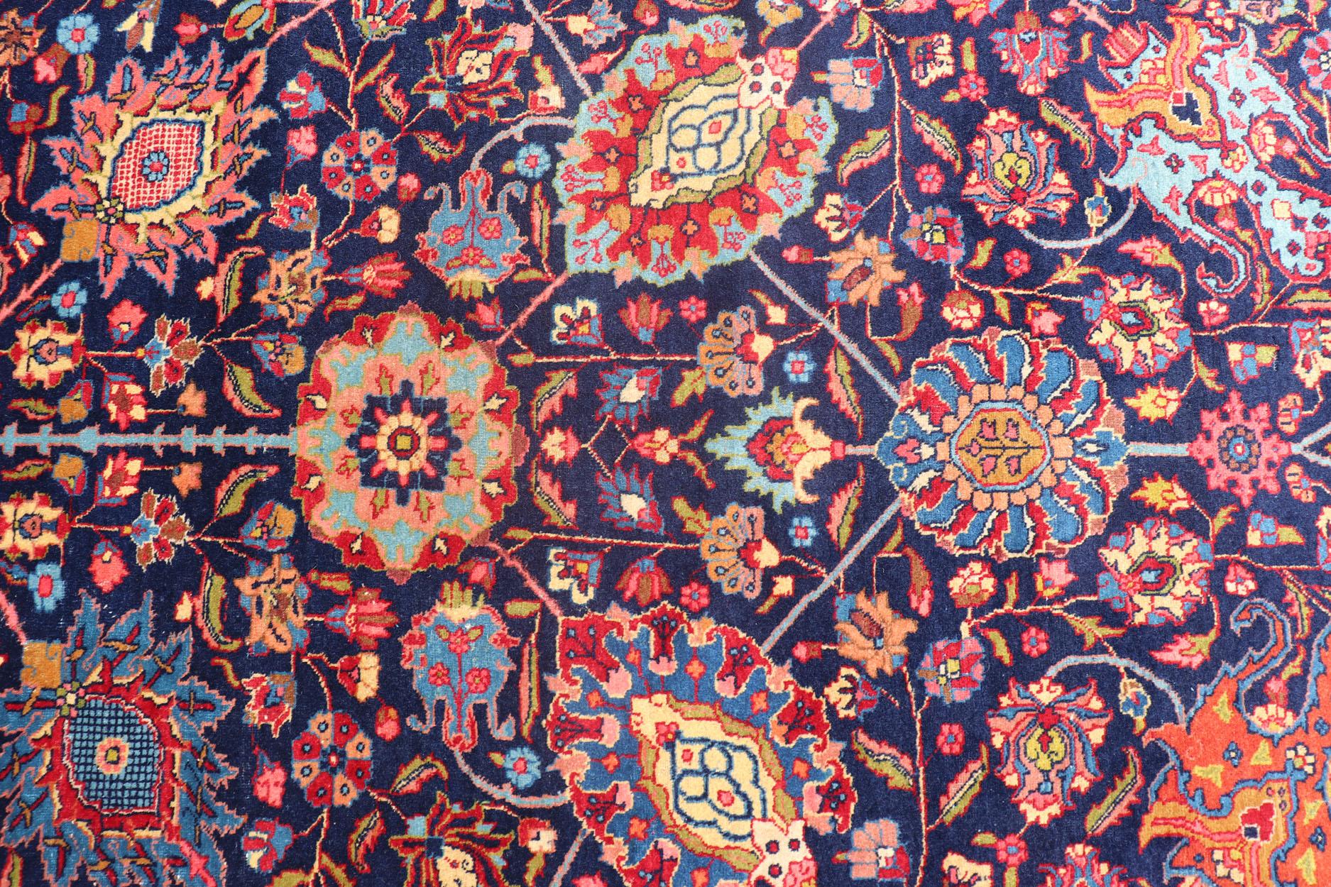Perse Grand tapis persan ancien de Tabriz avec motifs sous-géométriques et colorés en vente