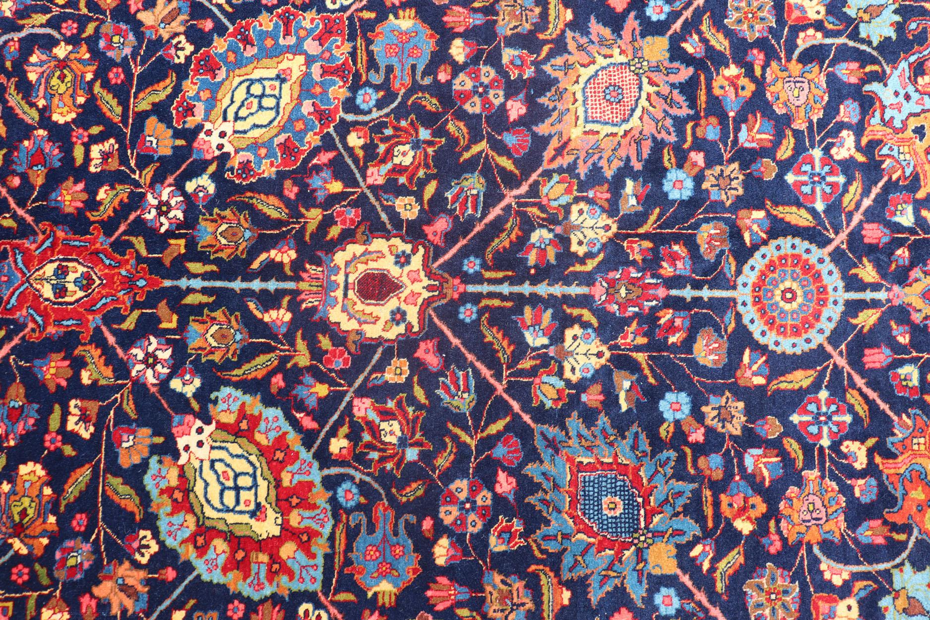 Grand tapis persan ancien de Tabriz avec motifs sous-géométriques et colorés en vente 1