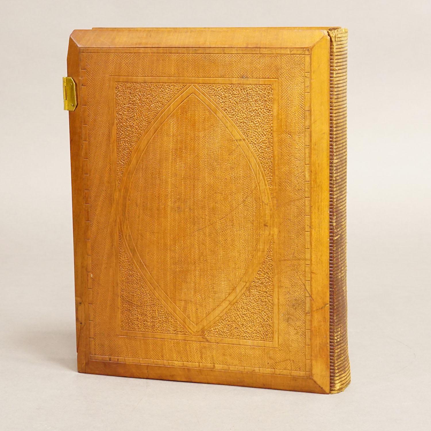 Sculpté Grand album photo ancien avec couverture en bois sculpté, Brienz, vers 1900 en vente