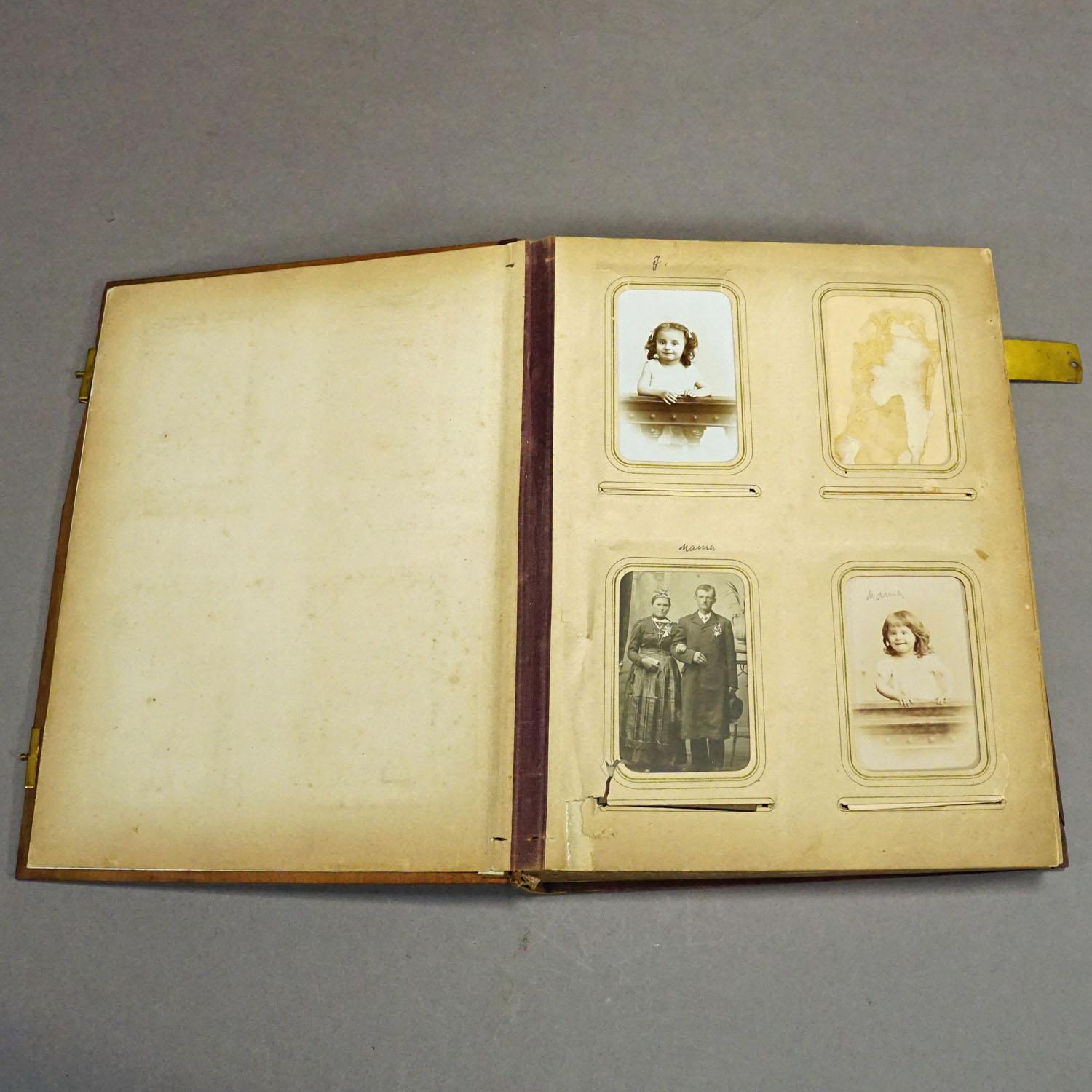 Großes antikes Foto album mit hölzernem, geschnitztem Deckel, Brienz, um 1900 (19. Jahrhundert) im Angebot