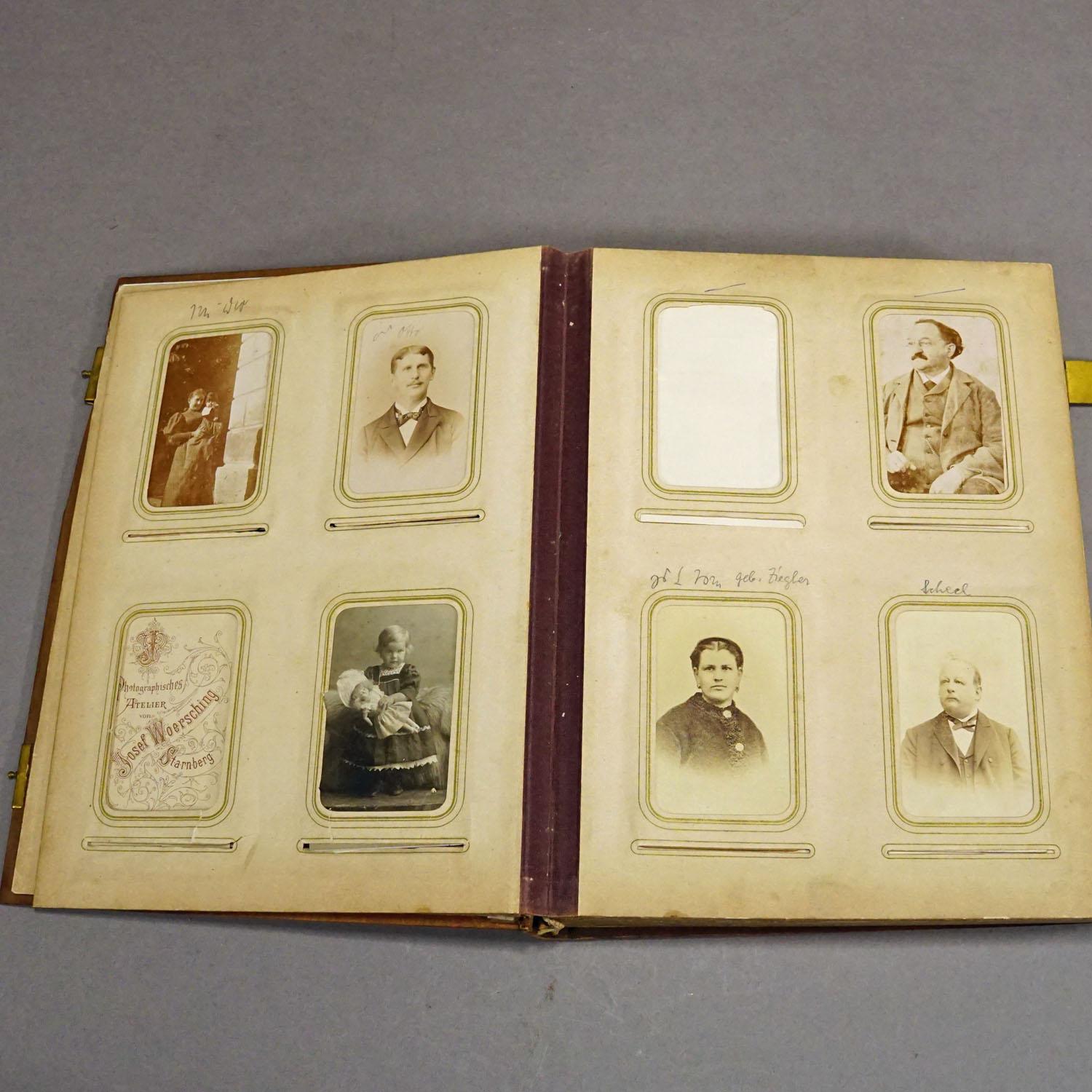 Großes antikes Foto album mit hölzernem, geschnitztem Deckel, Brienz, um 1900 (Holz) im Angebot