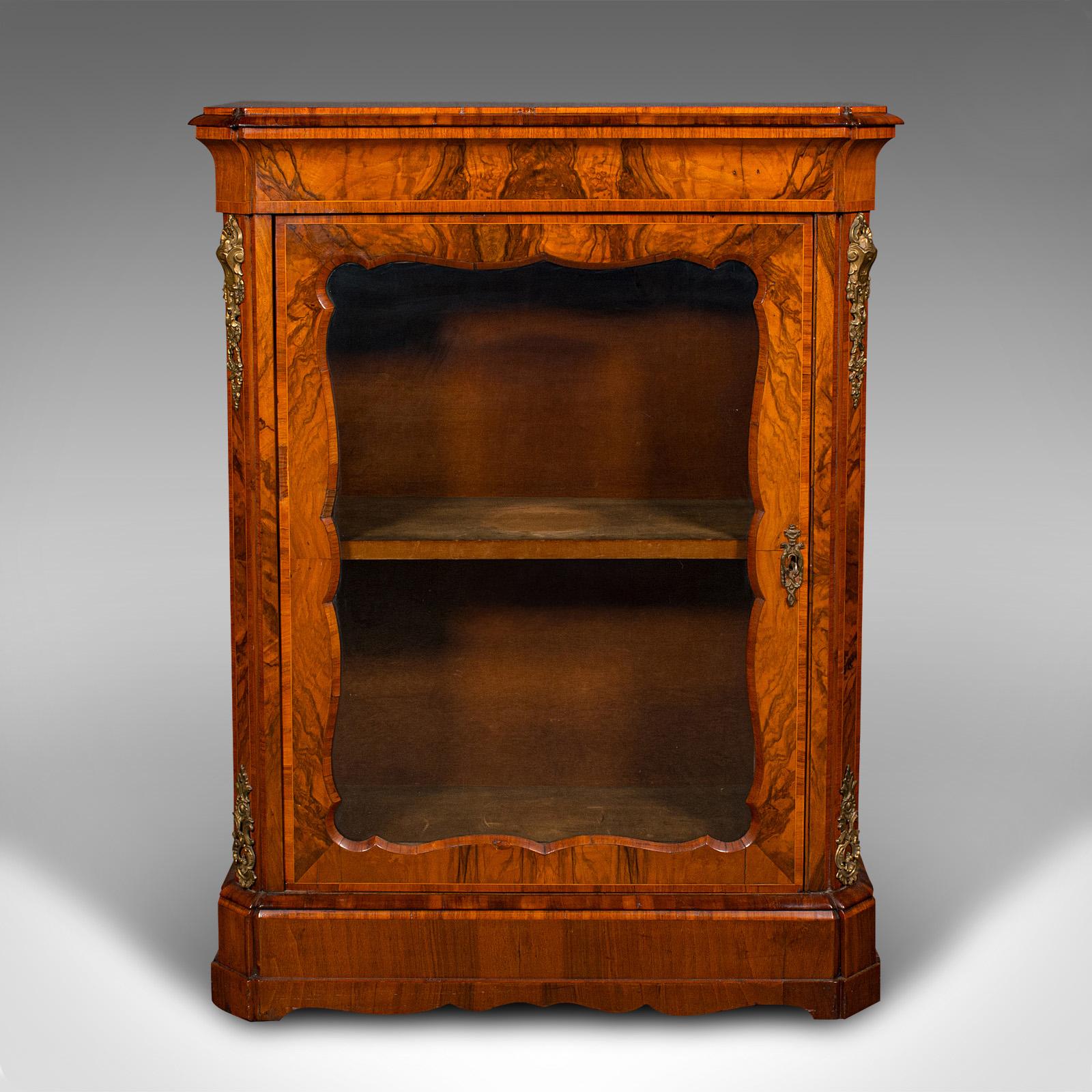 
Si tratta di un grande armadio a molo antico. Una credenza inglese in noce smaltata di Druce & Co. risalente al primo periodo vittoriano, circa 1850.

Artigianato vittoriano di livello superiore con proporzioni generose
Presenta una patina