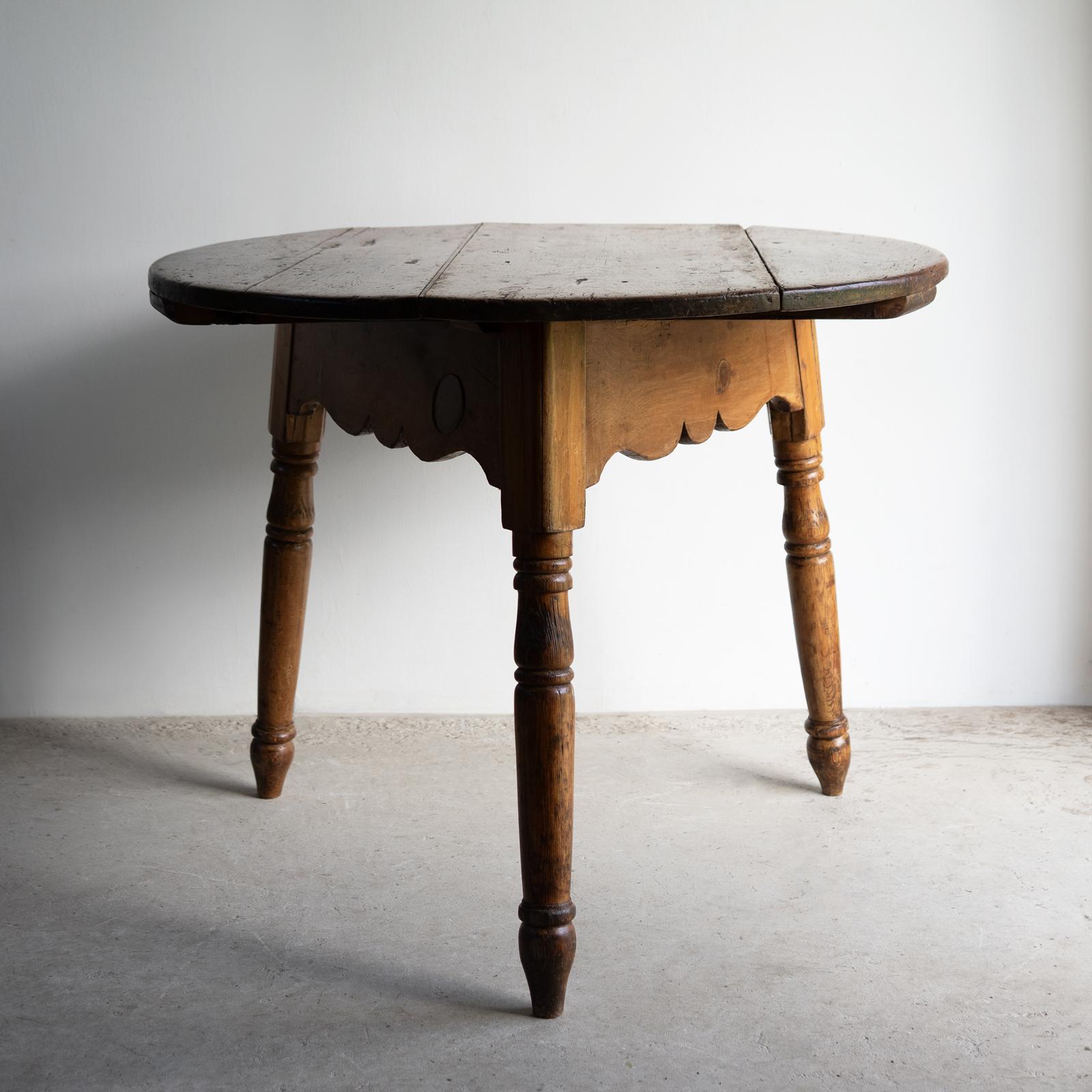 ANTIQUE RUSTIC WOODEN CIRCULAR CRICKET TABLE

A handsome and stylish cricket table of slightly unusual form with a shaped apron above three splayed, turned legs.

Wonderfully rich honey colour and characterful pine.

Originating from Wales and