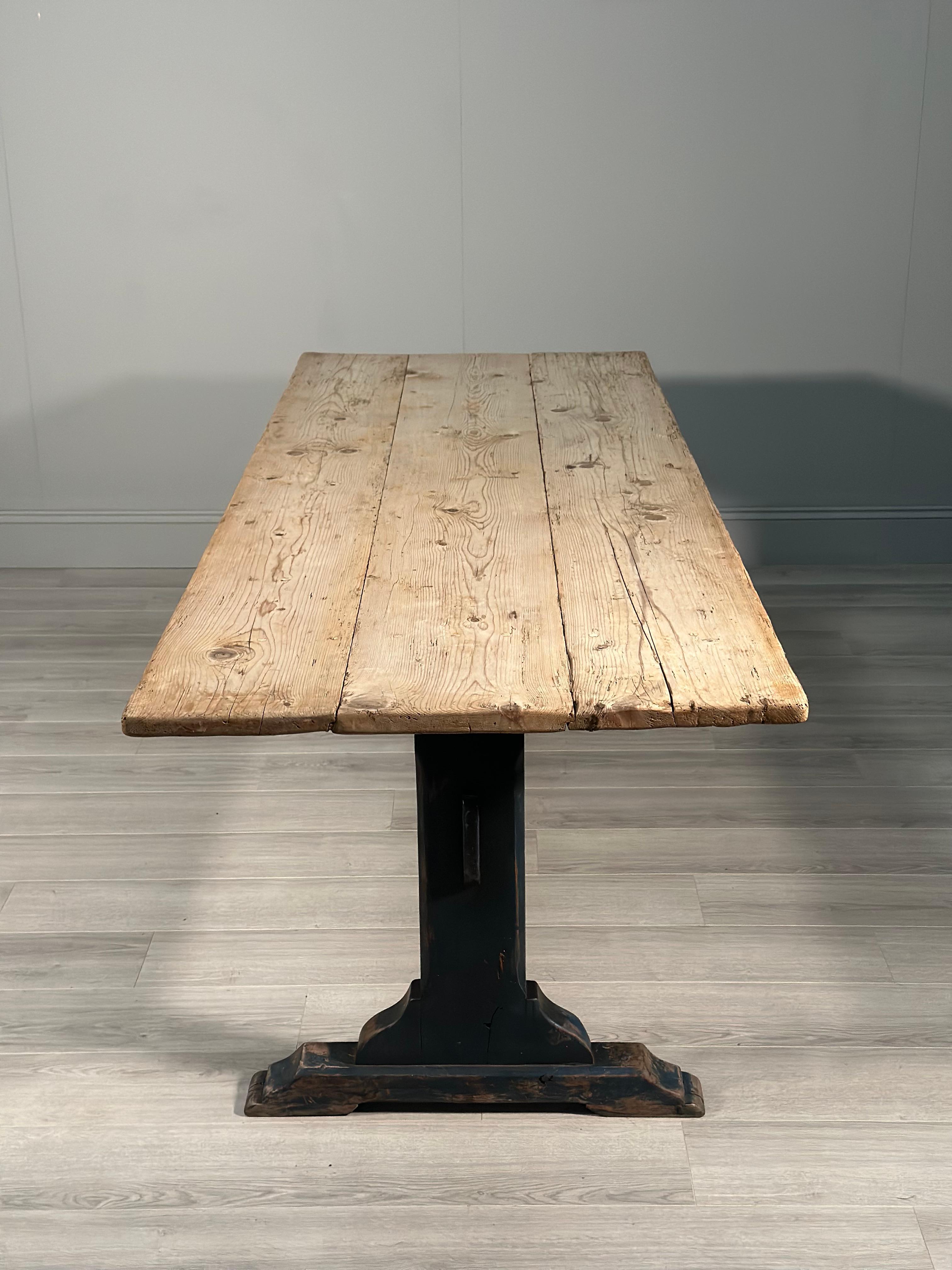 Grande table de réfectoire ancienne en pin en vente 3