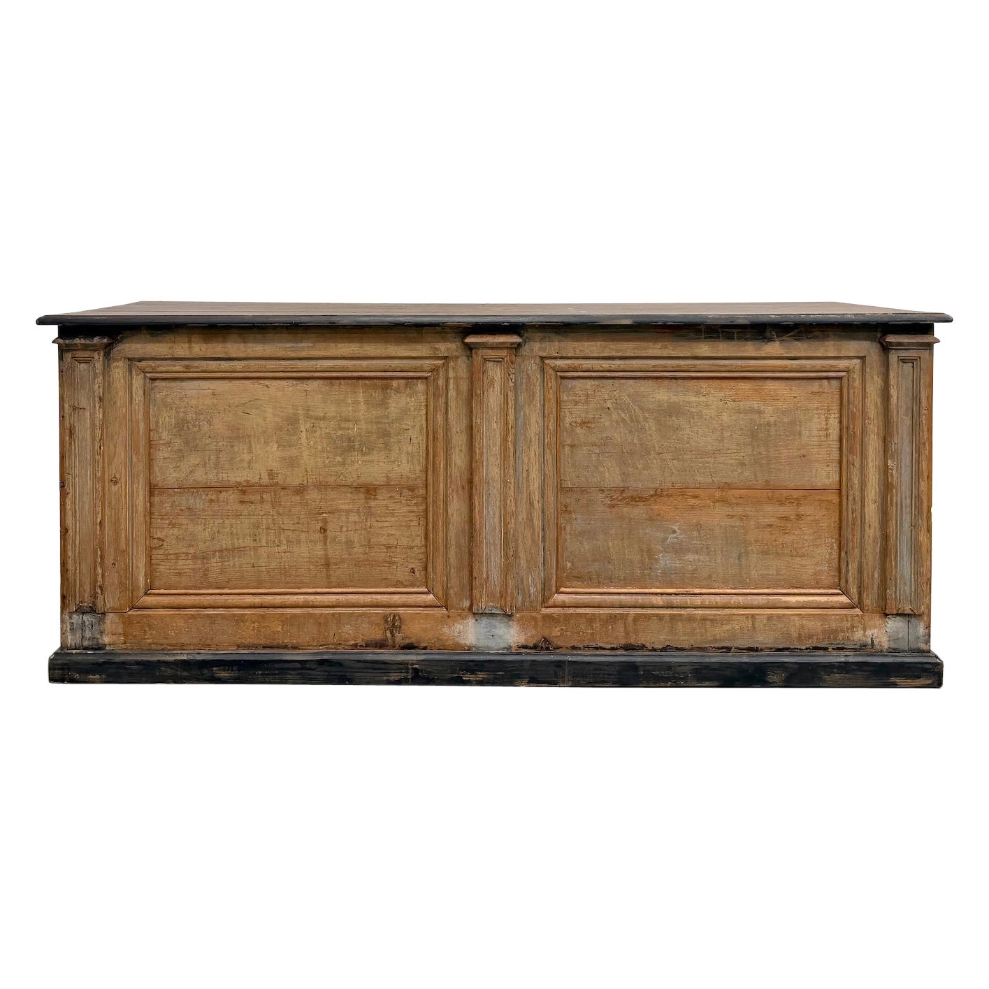 Grand comptoir d
atelier ancien en pin, patine d
origine et tiroirs restaurés, années 1920