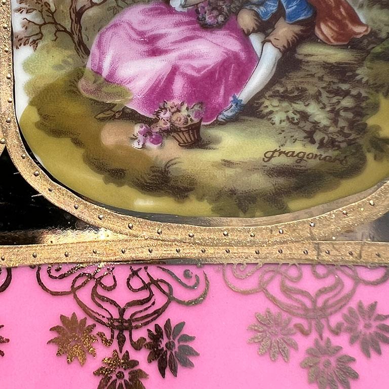 Gran plato antiguo de cortejo de porcelana rosa y dorada con escenas de Fragonard Oro en venta