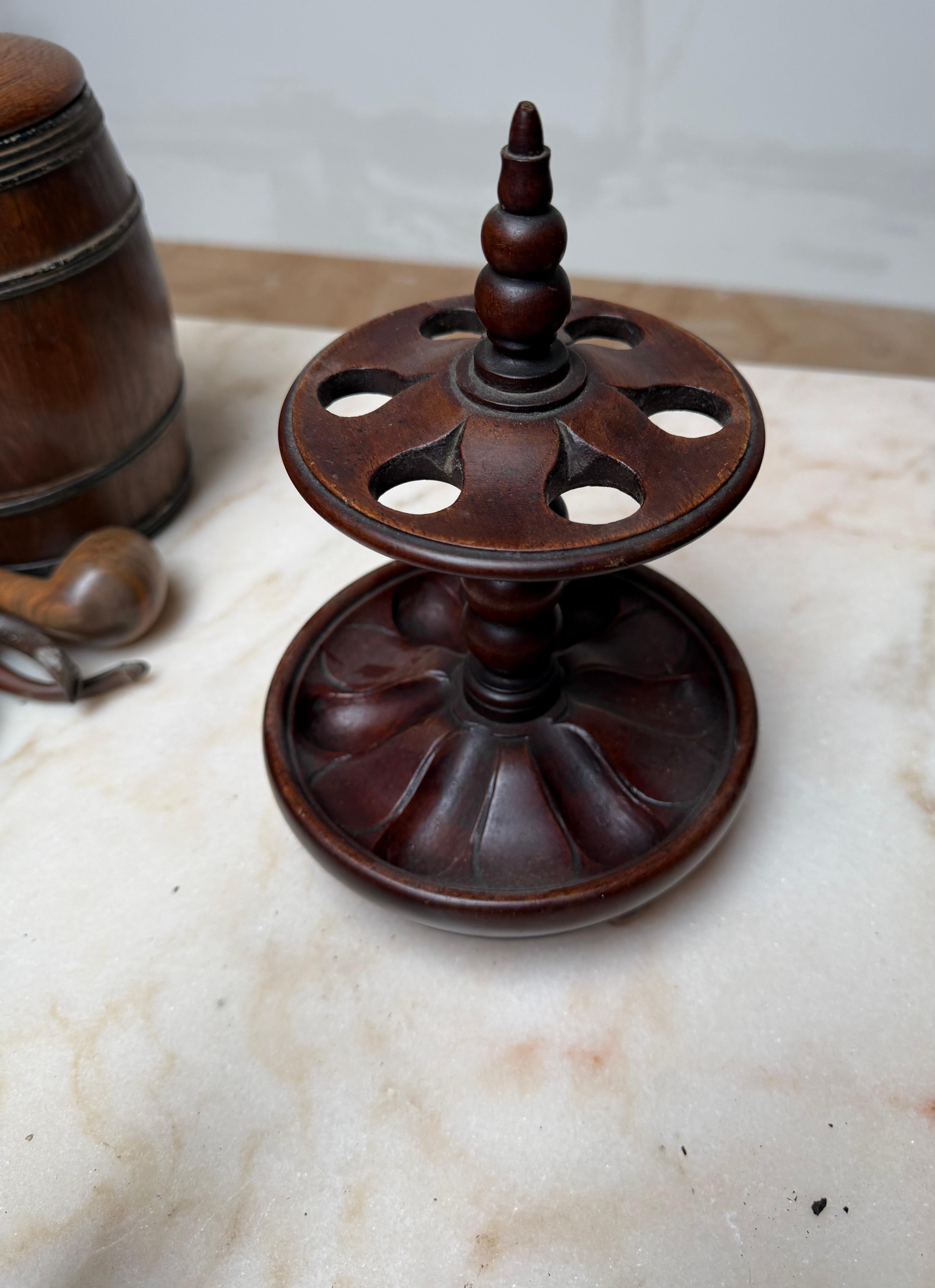 Large Antique Pipe Wall Rack & Antique Pipe Stand w. Barrel & Many Carved Pipes For Sale 2