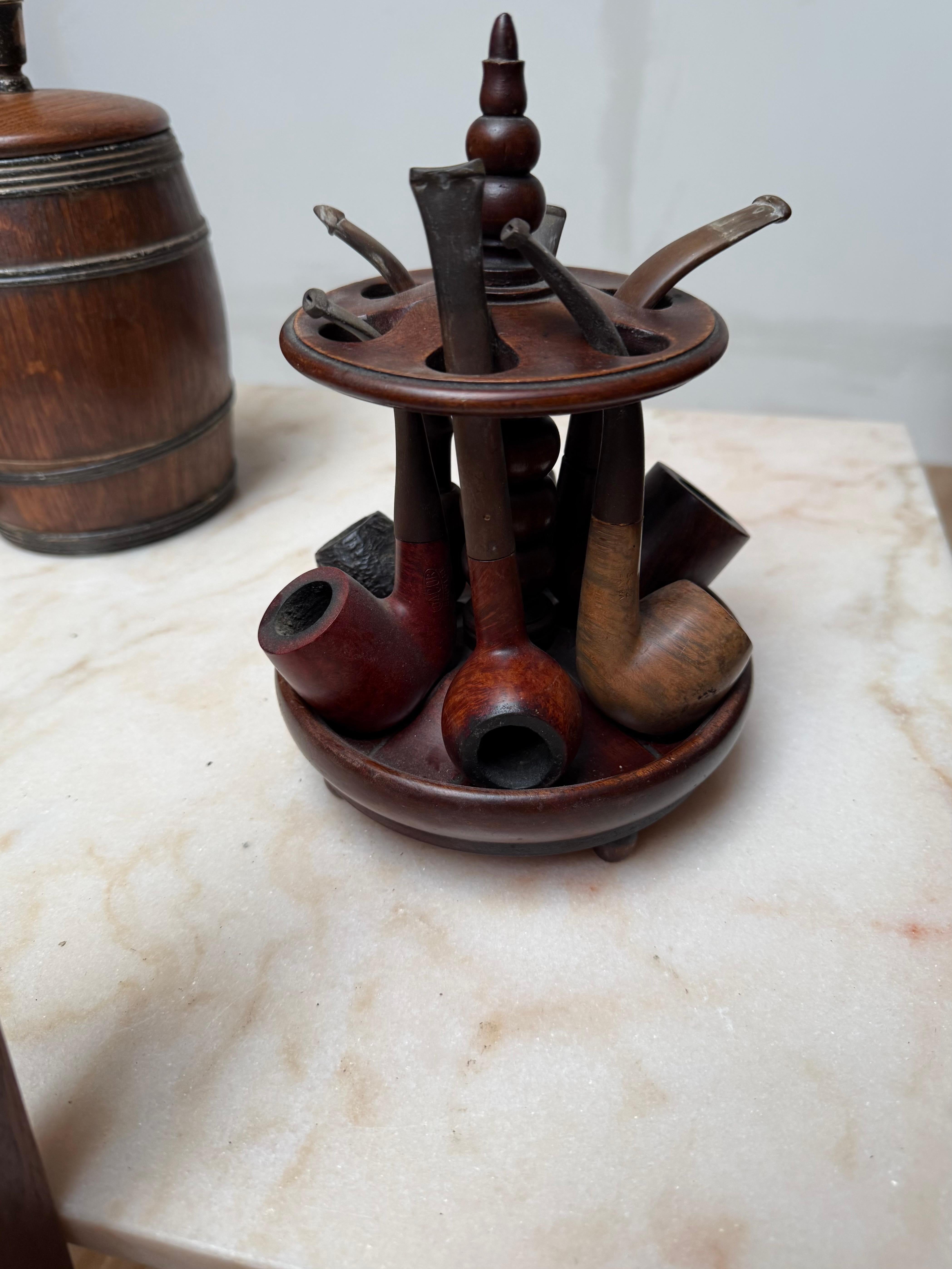 Large Antique Pipe Wall Rack & Antique Pipe Stand w. Barrel & Many Carved Pipes For Sale 1