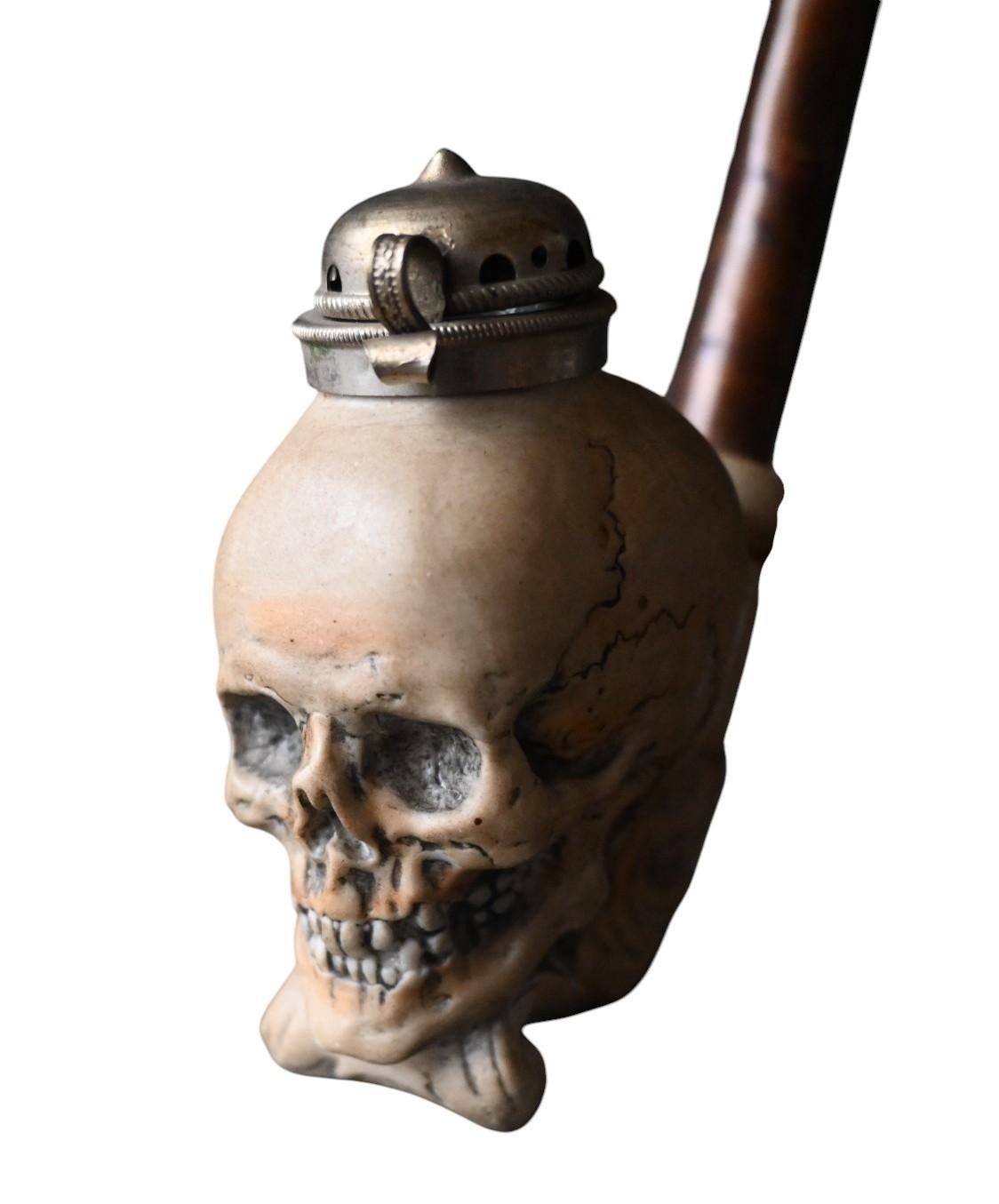 Grande pipa antica con motivo a teschio, CIRCA 1880. In condizioni buone in vendita a Bilzen, BE