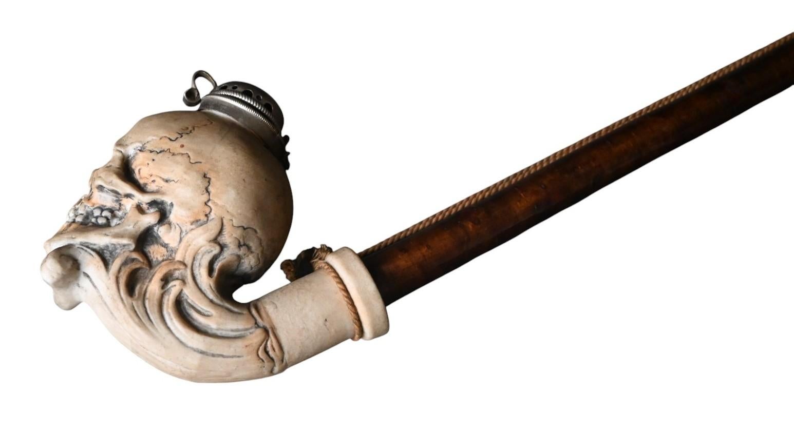 XIX secolo Grande pipa antica con motivo a teschio, CIRCA 1880. in vendita