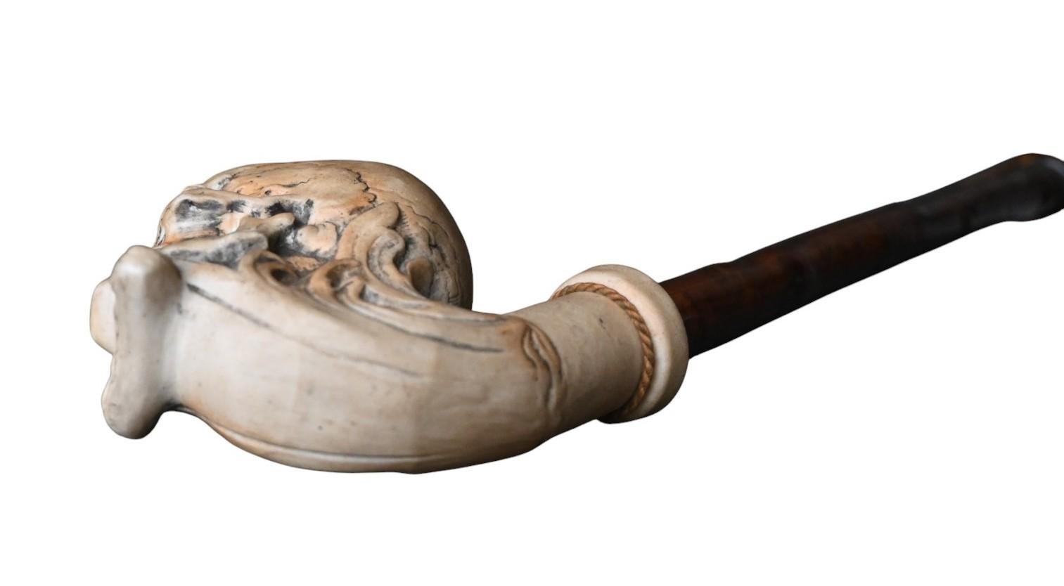 Porcellana Grande pipa antica con motivo a teschio, CIRCA 1880. in vendita