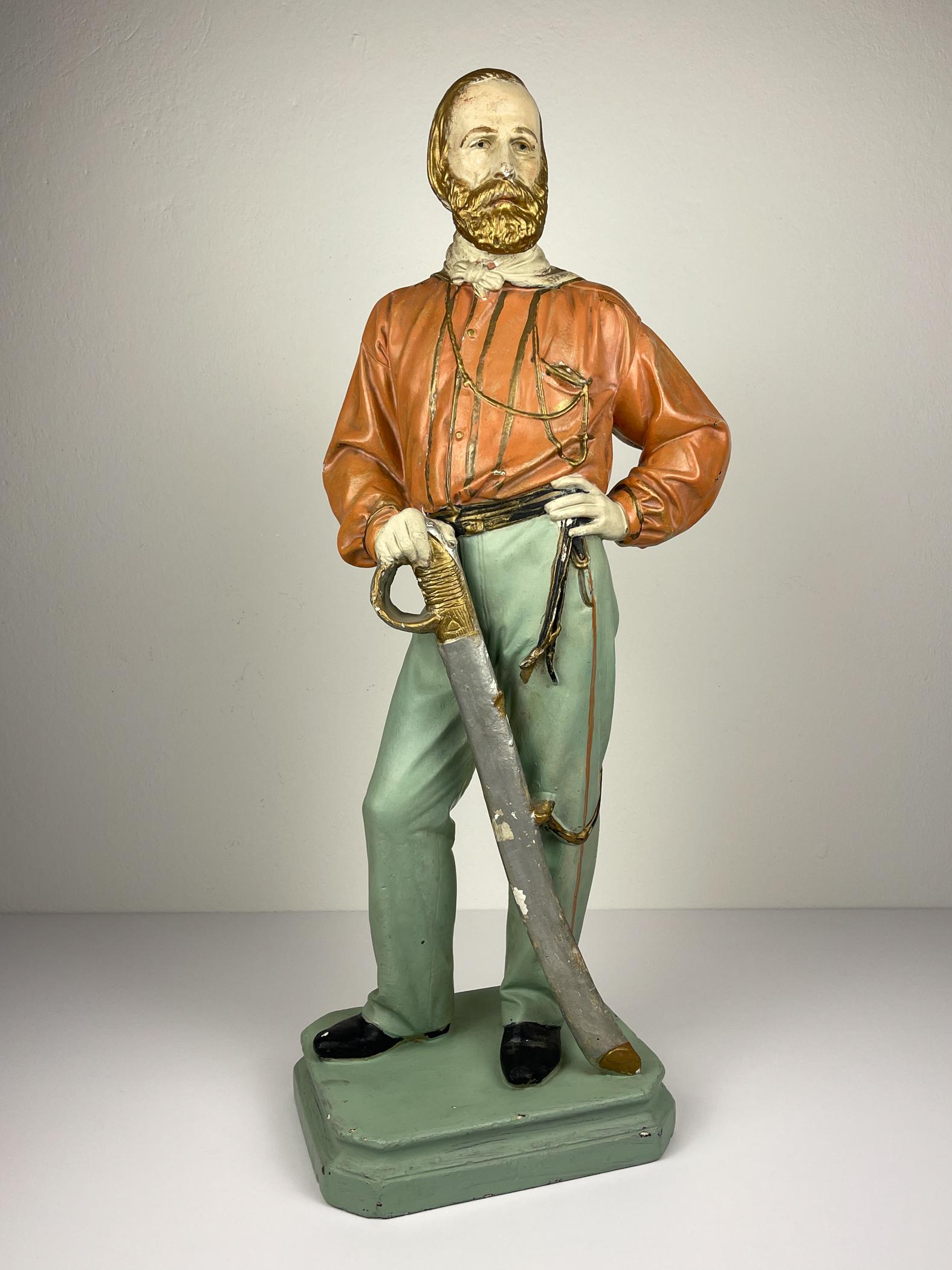

Gran escultura antigua de escayola Giuseppe Garibaldi realizada en Italia en la década de 1910-1920.
Giuseppe Garibaldi - Comandante militar, revolucionario y político italiano. Héroe nacional de Italia. Escritora, autora de memorias.

Buen estado