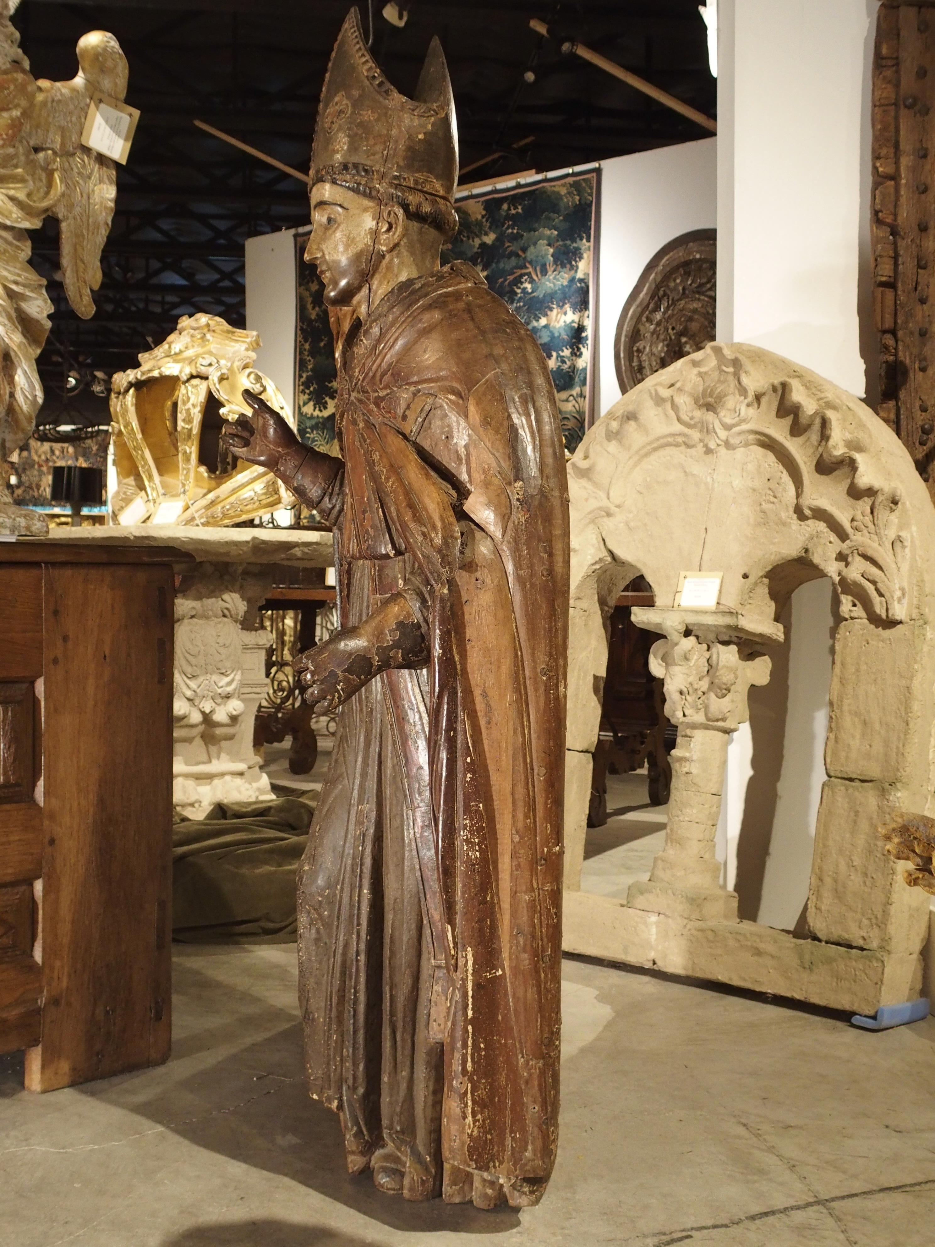 Große, antike, polychromierte Holzstatue eines Bischofs, um 1650 im Angebot 5