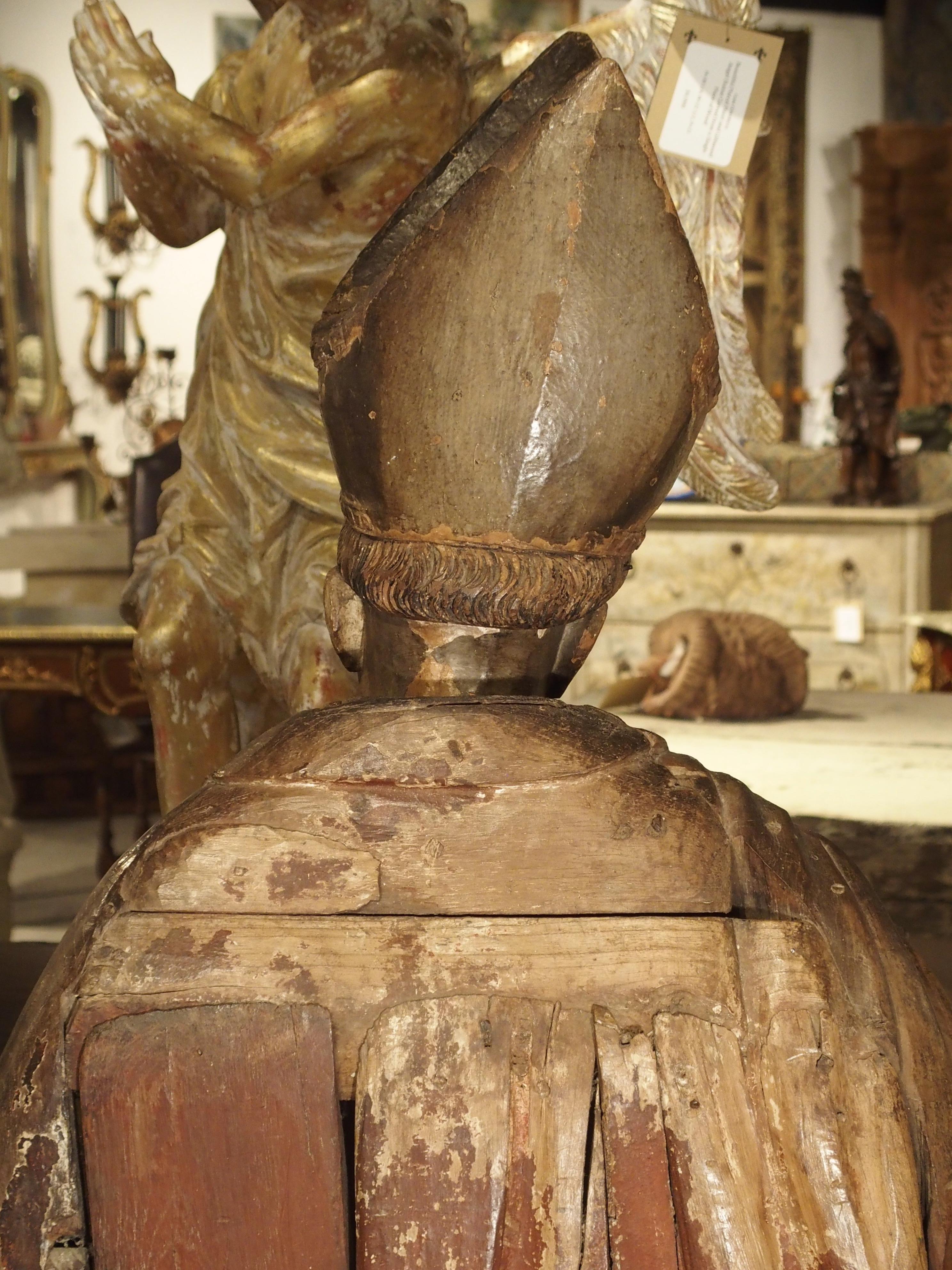 Große, antike, polychromierte Holzstatue eines Bischofs, um 1650 im Angebot 8