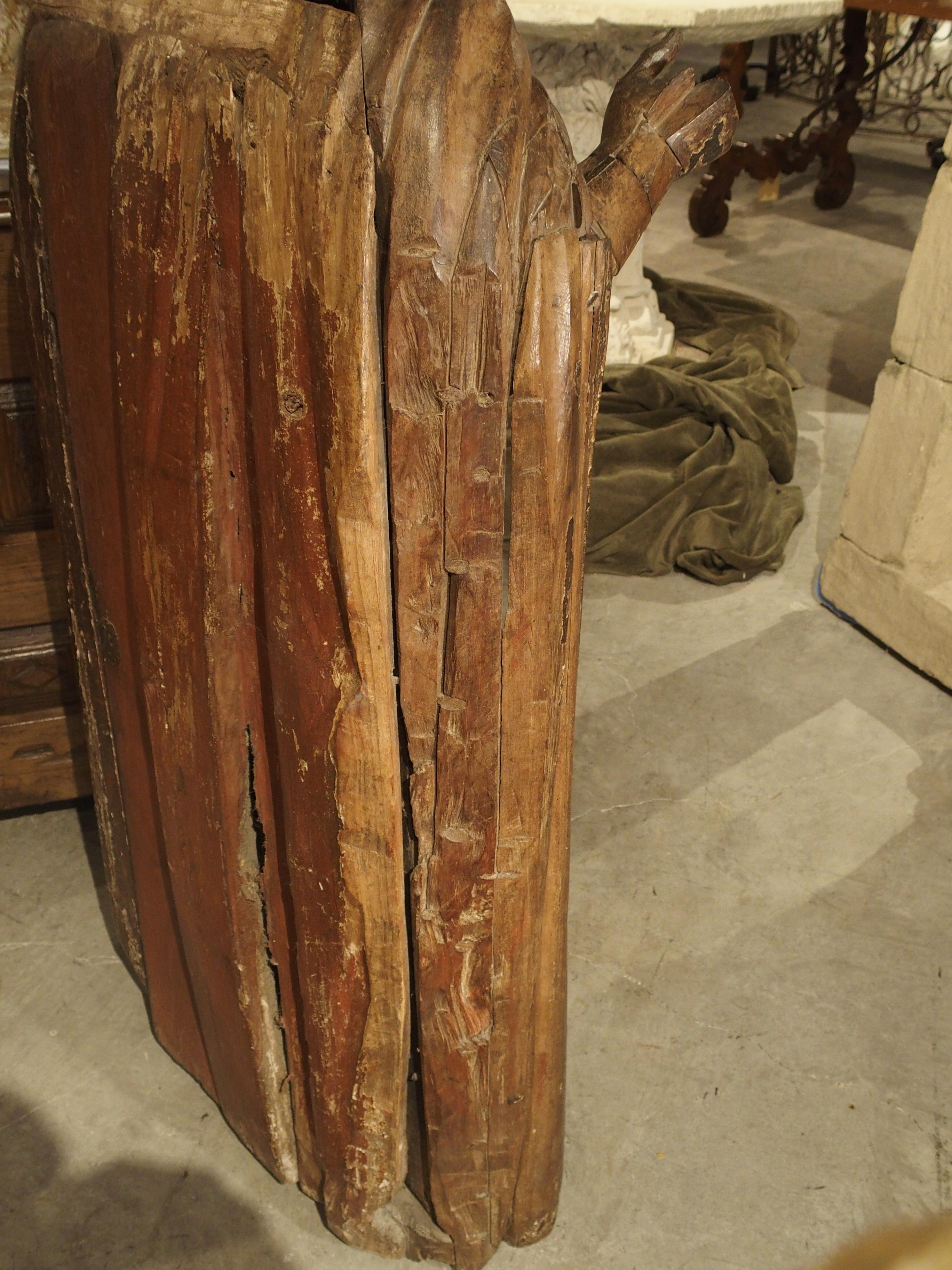 Große, antike, polychromierte Holzstatue eines Bischofs, um 1650 im Angebot 9