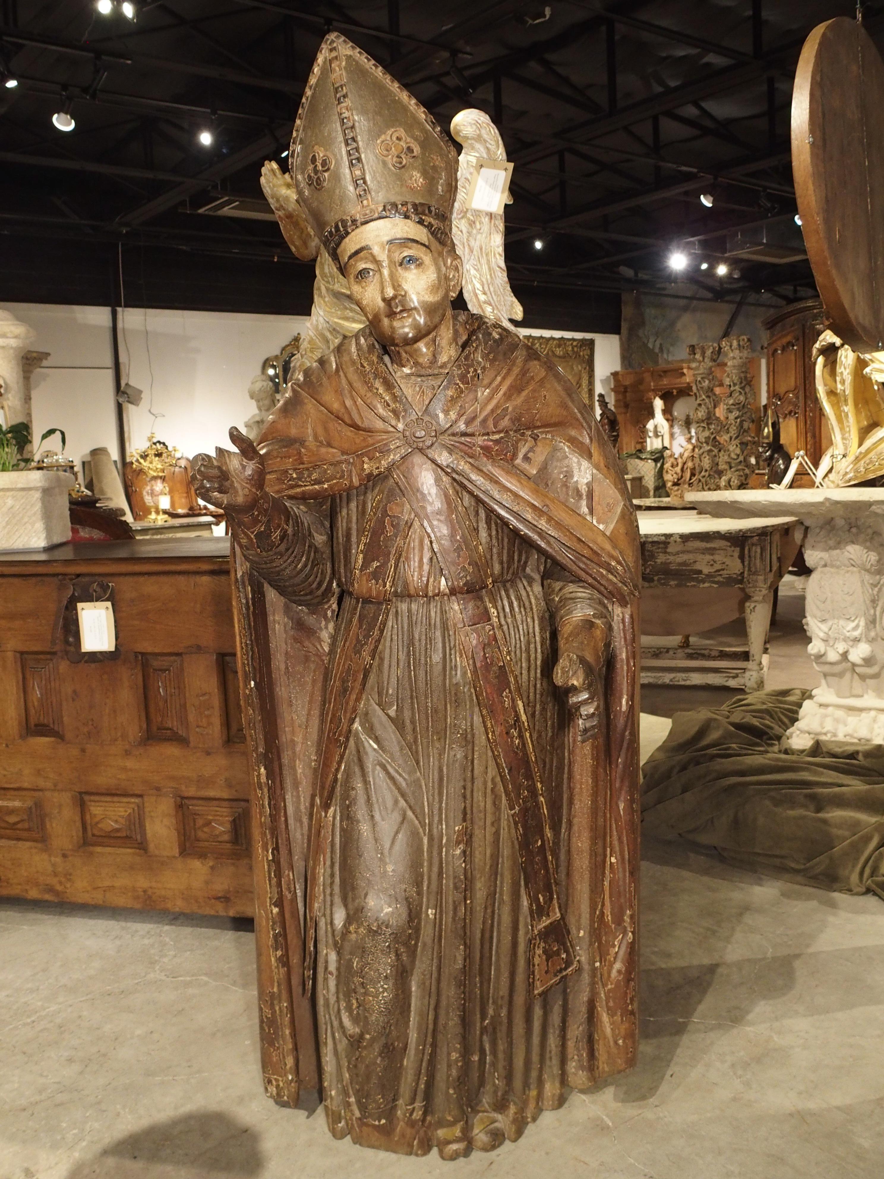 Große, antike, polychromierte Holzstatue eines Bischofs, um 1650 im Angebot 11