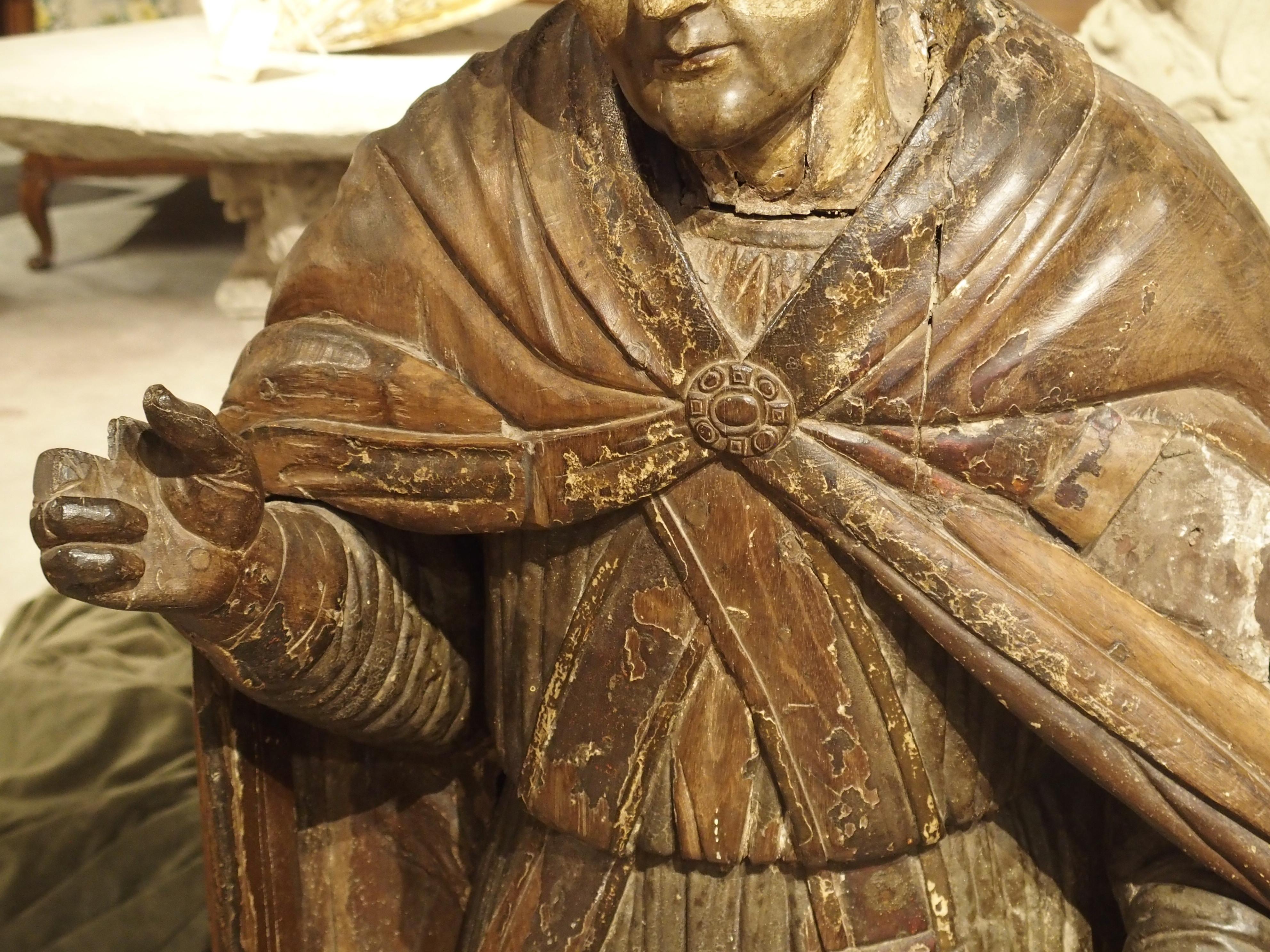 Große, antike, polychromierte Holzstatue eines Bischofs, um 1650 (18. Jahrhundert und früher) im Angebot