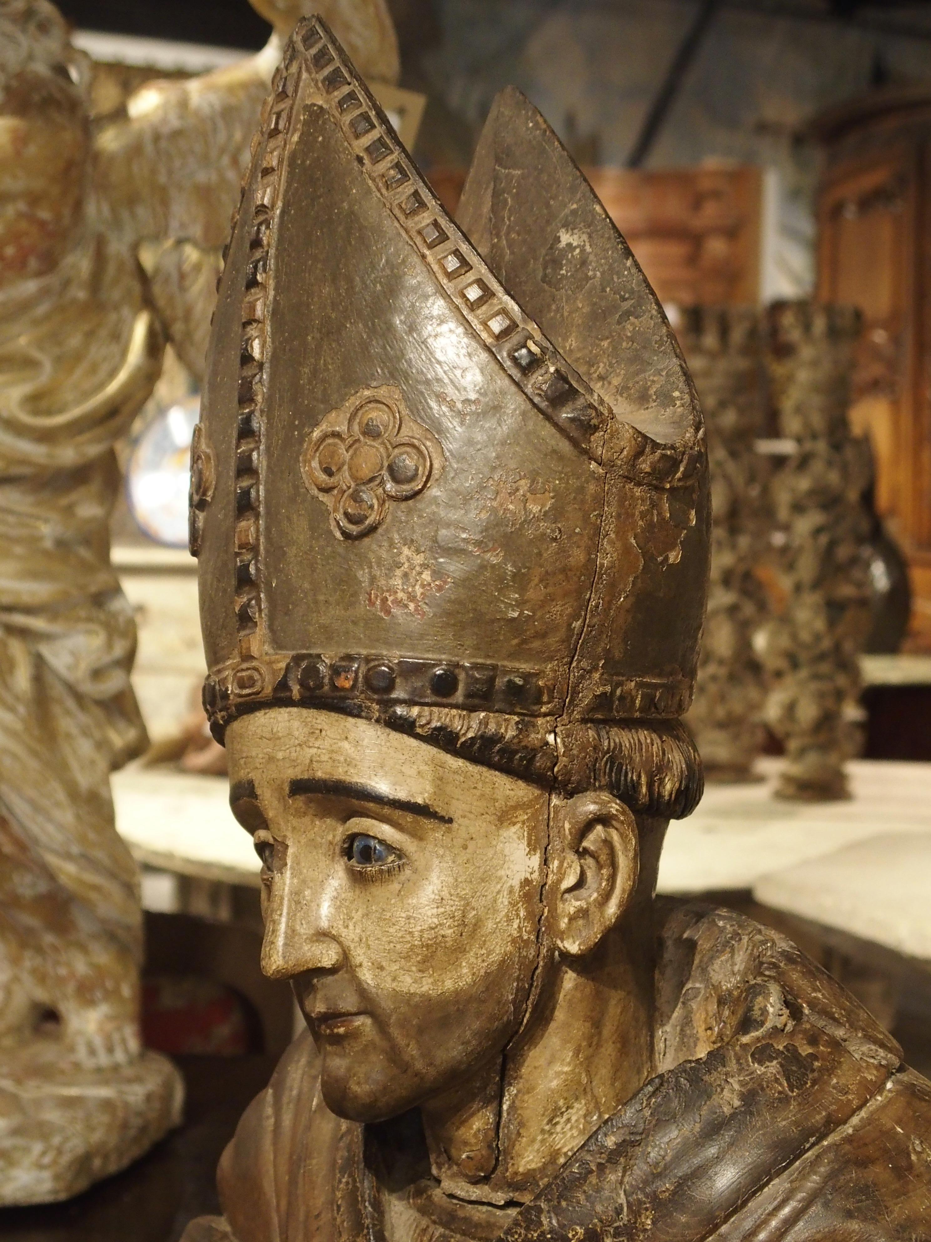 Große, antike, polychromierte Holzstatue eines Bischofs, um 1650 im Angebot 2