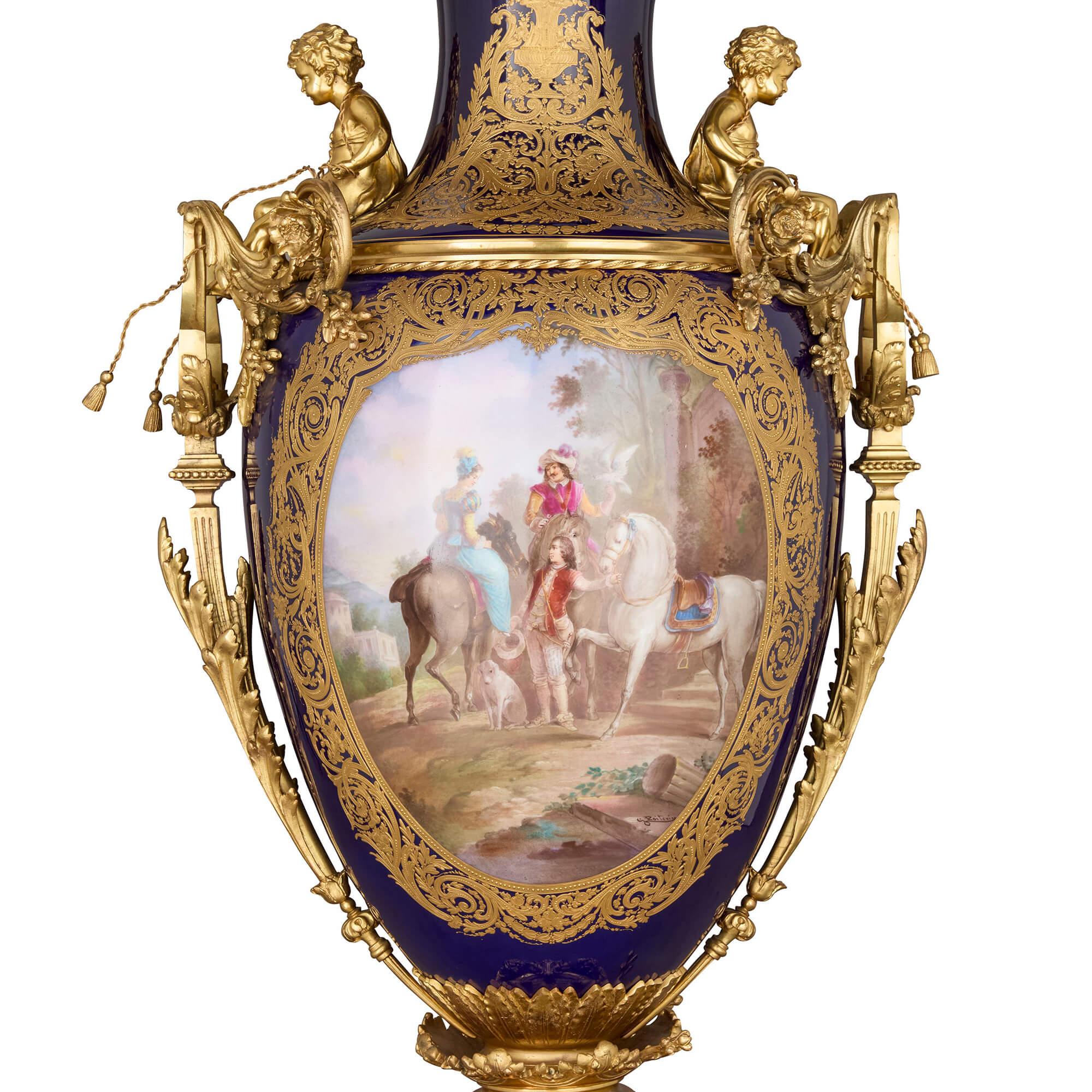 Grande vaso antico in porcellana e ormolo dipinto con una scena di genere
Francese, fine del XIX secolo 
Altezza 158cm, larghezza 65cm, profondità 46cm

Questo straordinario vaso antico, ispirato all'iconica manifattura di porcellana di Sèvres