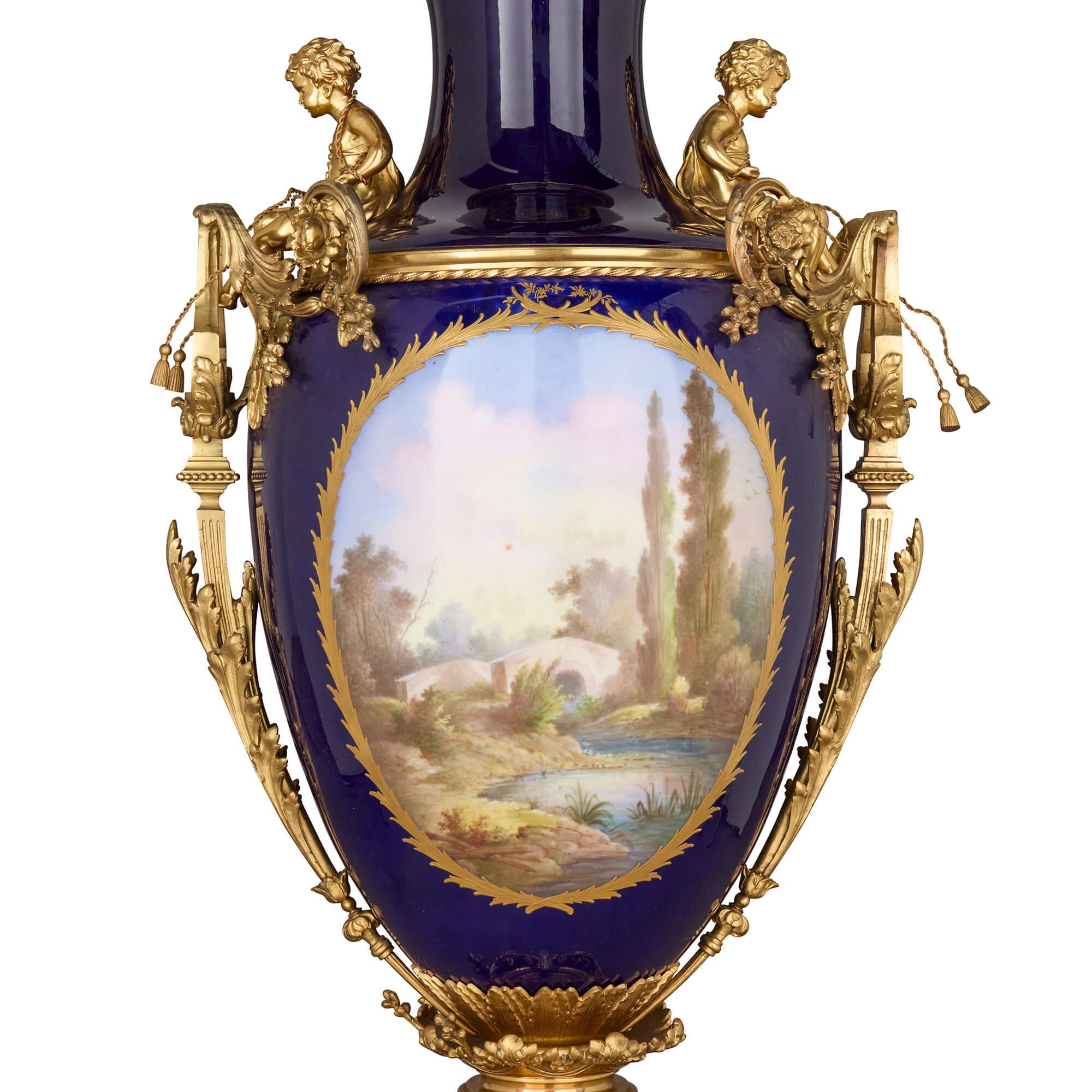 Neoclassico Grande vaso antico in porcellana e ormolu dipinto con una scena di genere in vendita