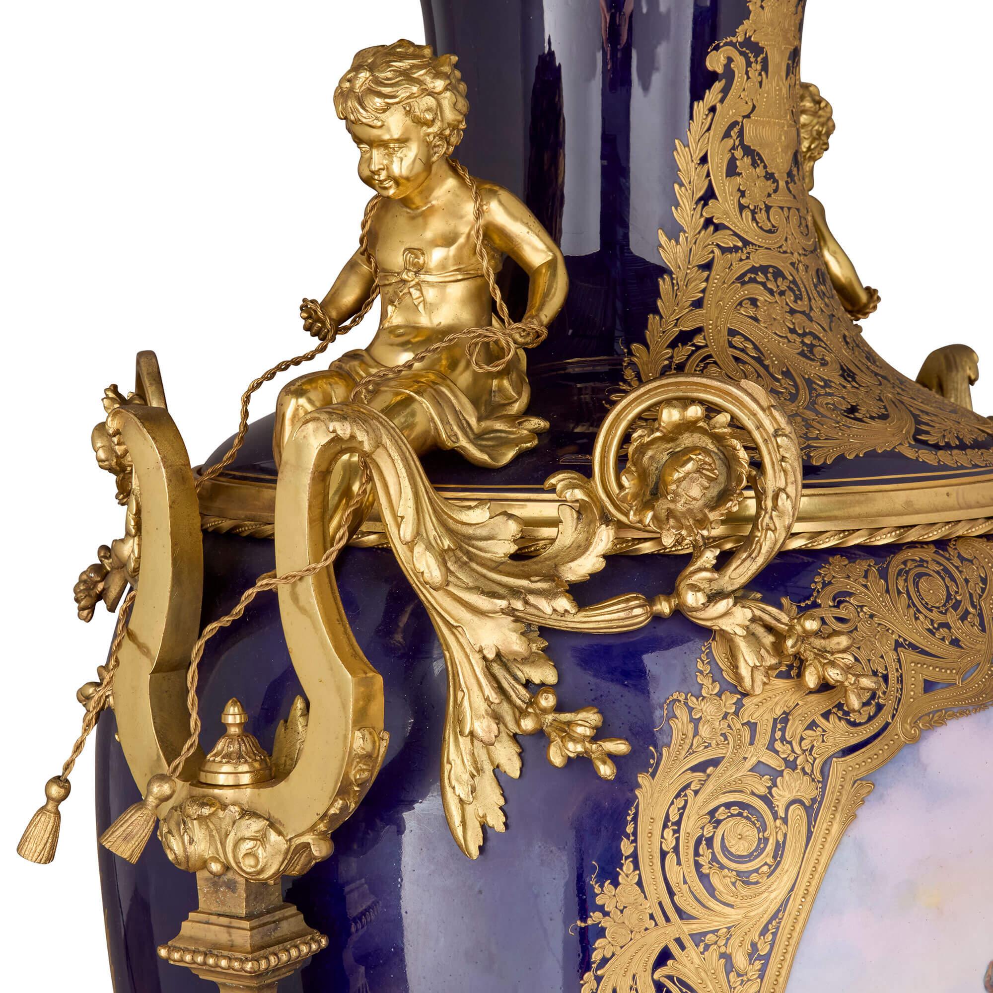 Francese Grande vaso antico in porcellana e ormolu dipinto con una scena di genere in vendita