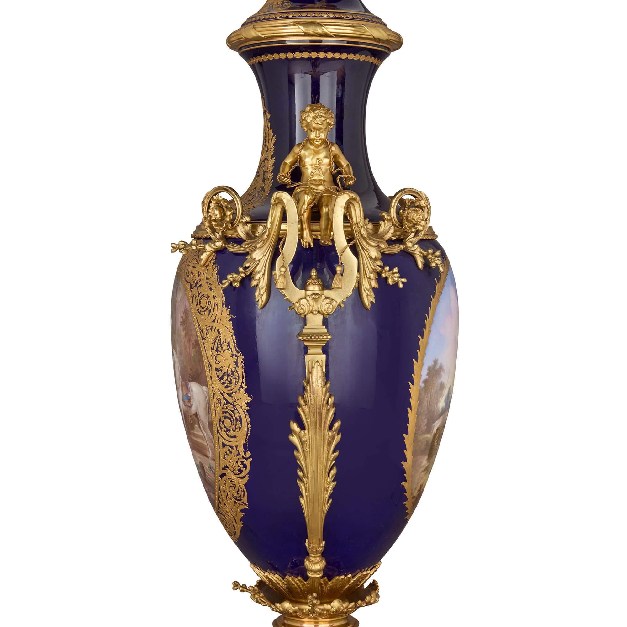 Calco Grande vaso antico in porcellana e ormolu dipinto con una scena di genere in vendita