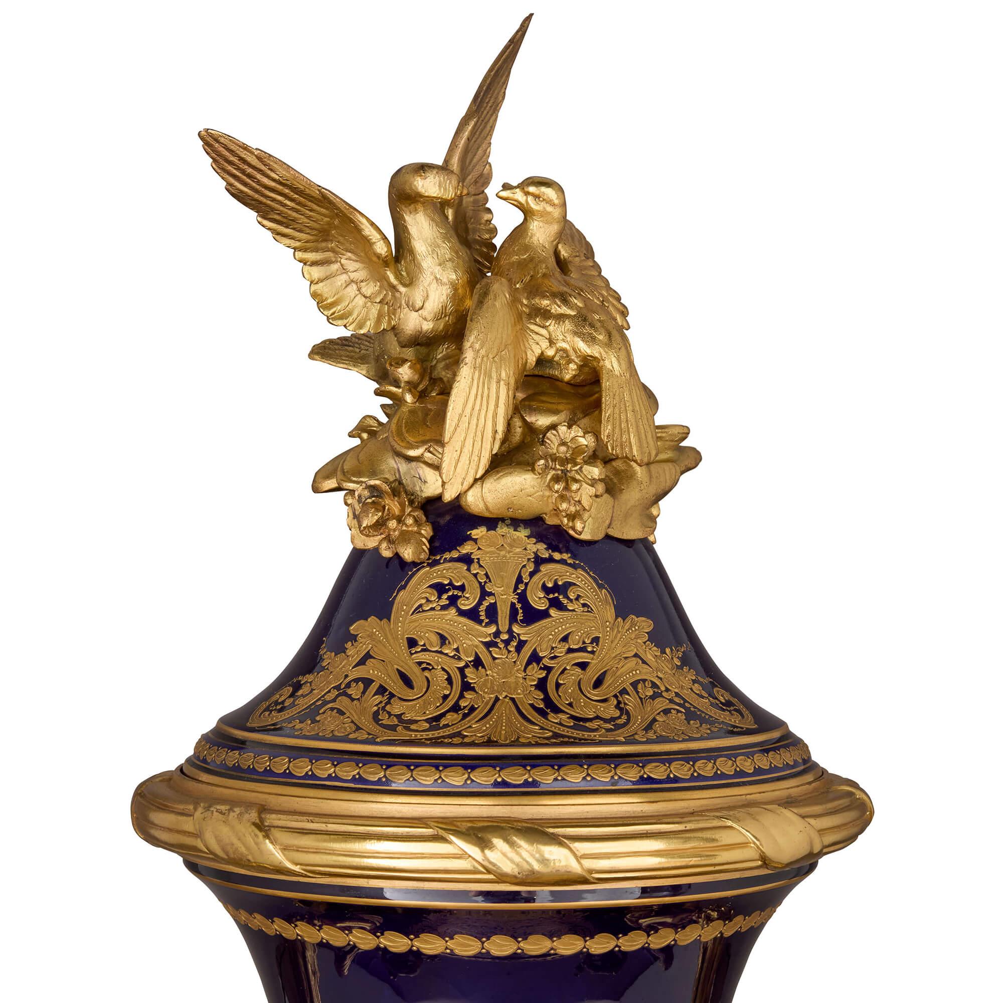 Grande vaso antico in porcellana e ormolu dipinto con una scena di genere In condizioni buone in vendita a London, GB