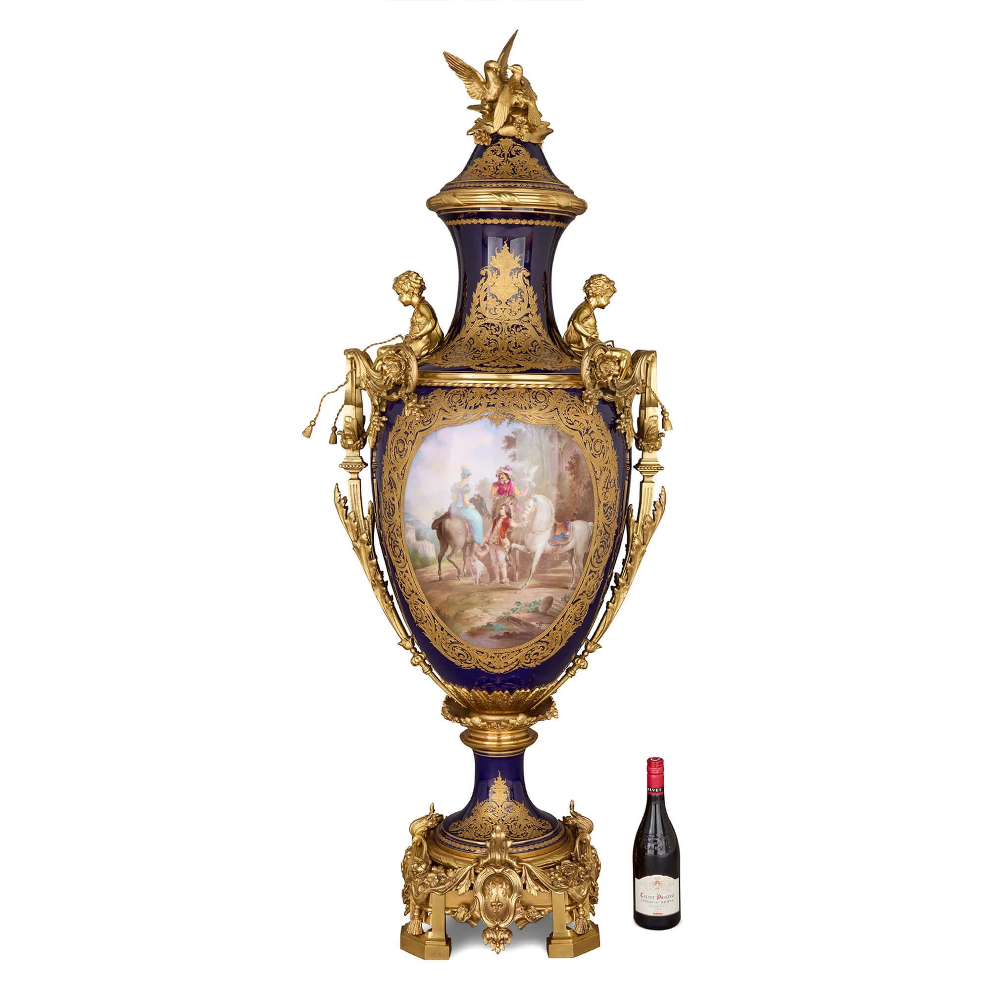 Porcellana Grande vaso antico in porcellana e ormolu dipinto con una scena di genere in vendita
