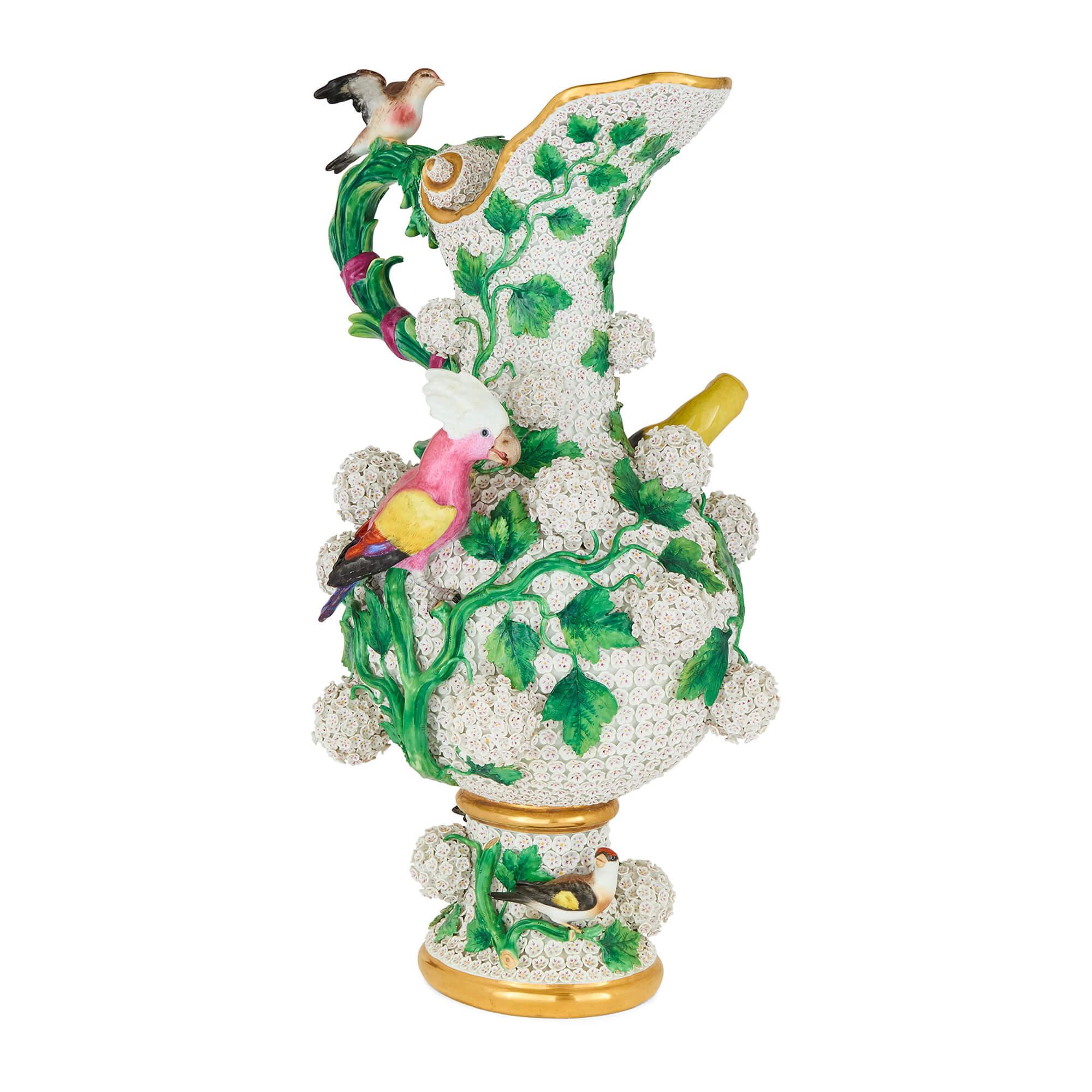Grande ewer antica di Meissen Porcelain di porcellana
Tedesco, fine del XIX secolo
Altezza 62cm, larghezza 37cm, profondità 33cm

Realizzato con maestria dalla stimata manifattura di Meissen Porcelain, questo squisito calice presenta un elaborato